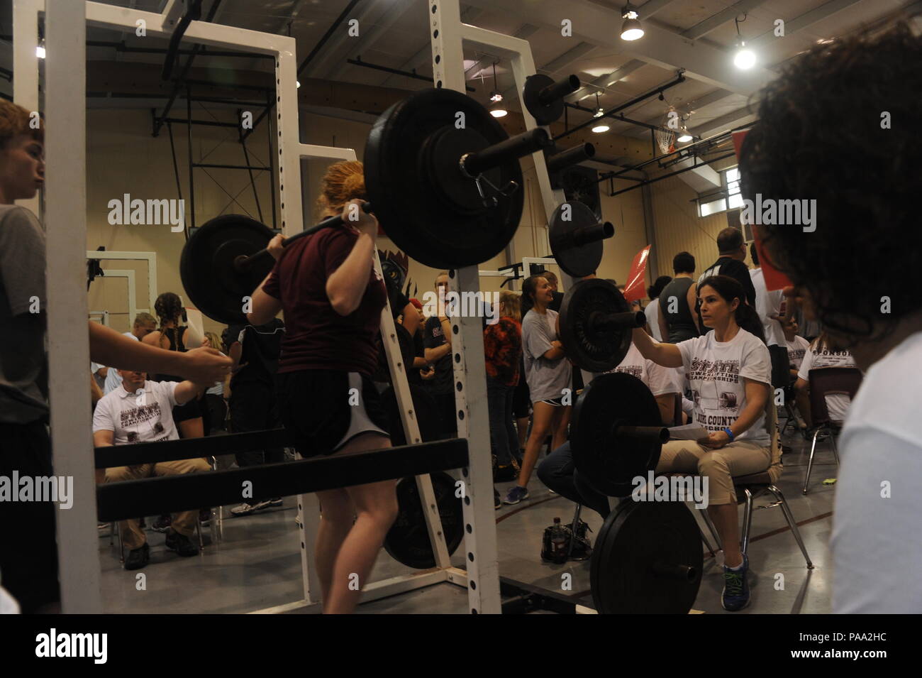 Le Capitaine Lori Alix, Holm et concepteur de programmes d'études Centre de formation des instructeurs de l'école, est titulaire d'une carte rouge qui signale que la forme de l'athlète était inacceptable pendant l'état de l'Alabama de Powerlifting Championships 12 mars 2016, à l'éclectisme, en Alabama (États-Unis Air Force photo par un membre de la 1re classe Alexa Culbert) Banque D'Images