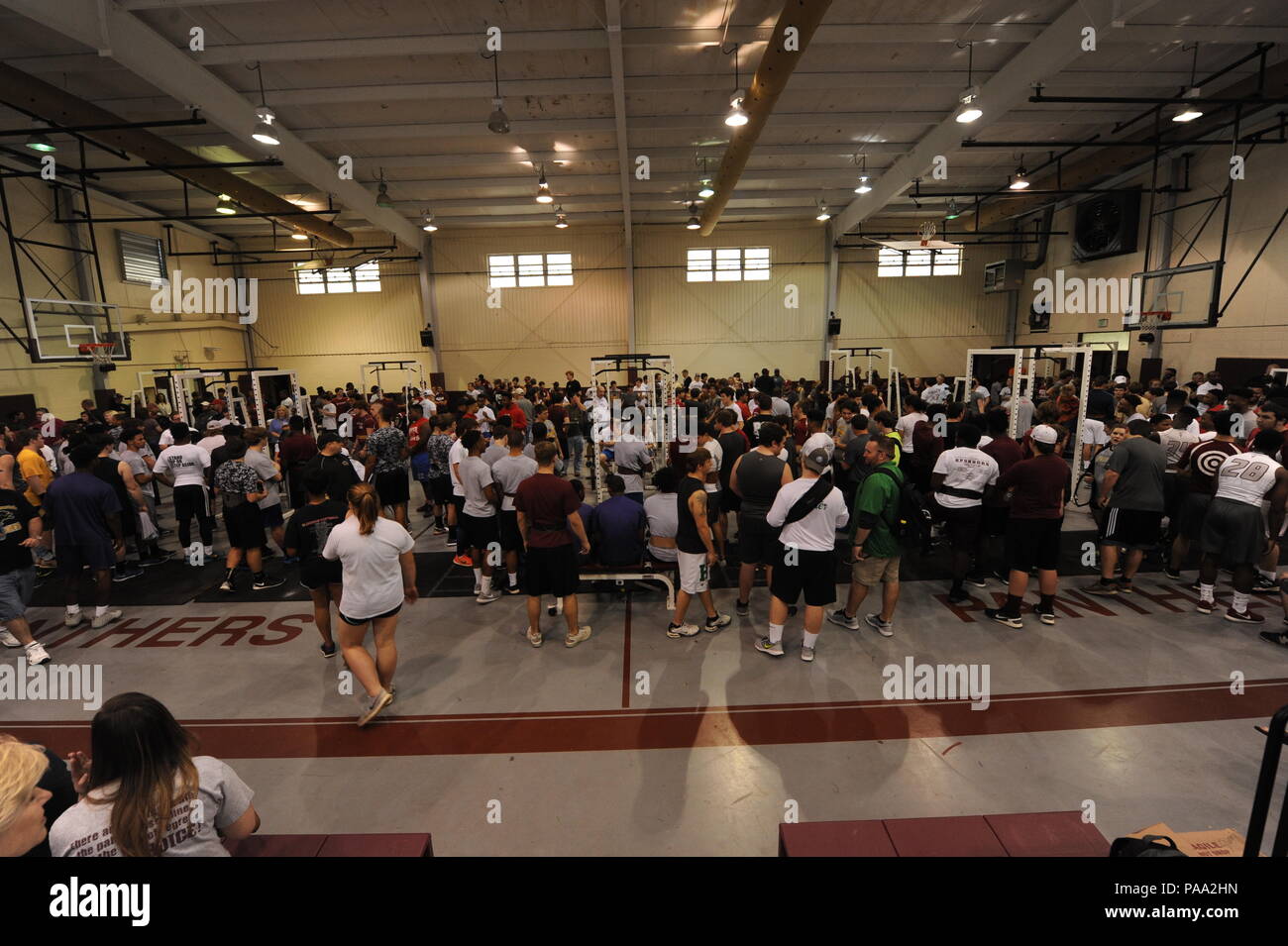 Les athlètes et les bénévoles de la foule Elmore Comté High School de sport au cours de l'Alabama State Powerlifting Championships 12 mars 2016, à l'éclectique, Ala. le championnat a eu un total de 250 participants. (U.S. Air Force photo par un membre de la 1re classe Alexa Culbert) Banque D'Images