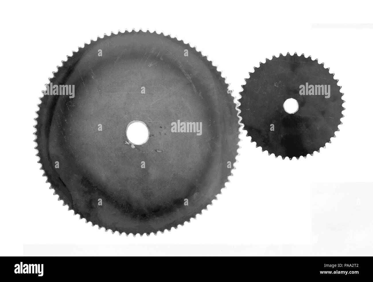 Vieux et sale metal gear cog sur fond blanc. Ton noir et blanc. Banque D'Images
