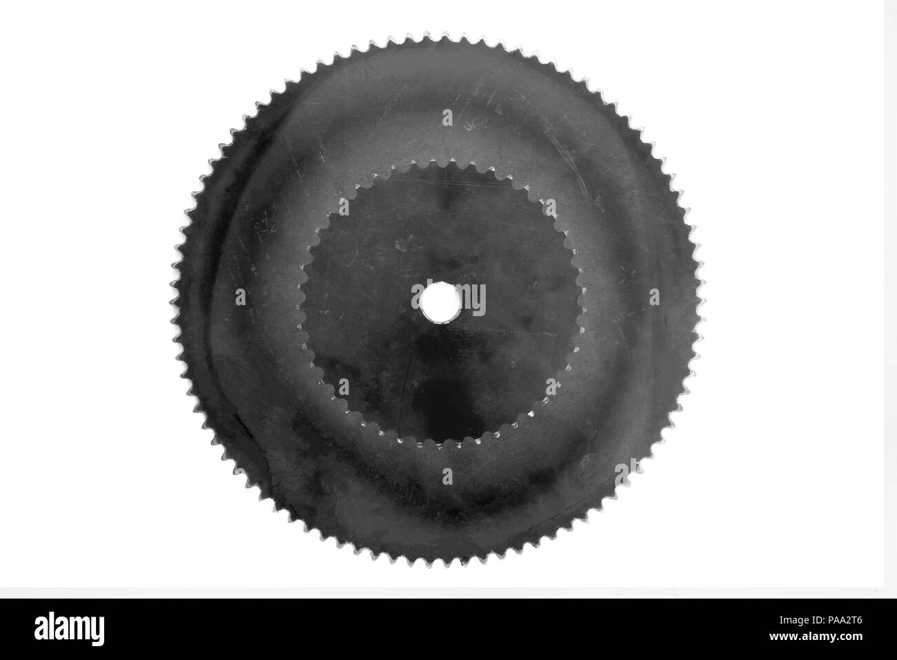 Vieux et sale metal gear cog sur fond blanc. Ton noir et blanc. Banque D'Images