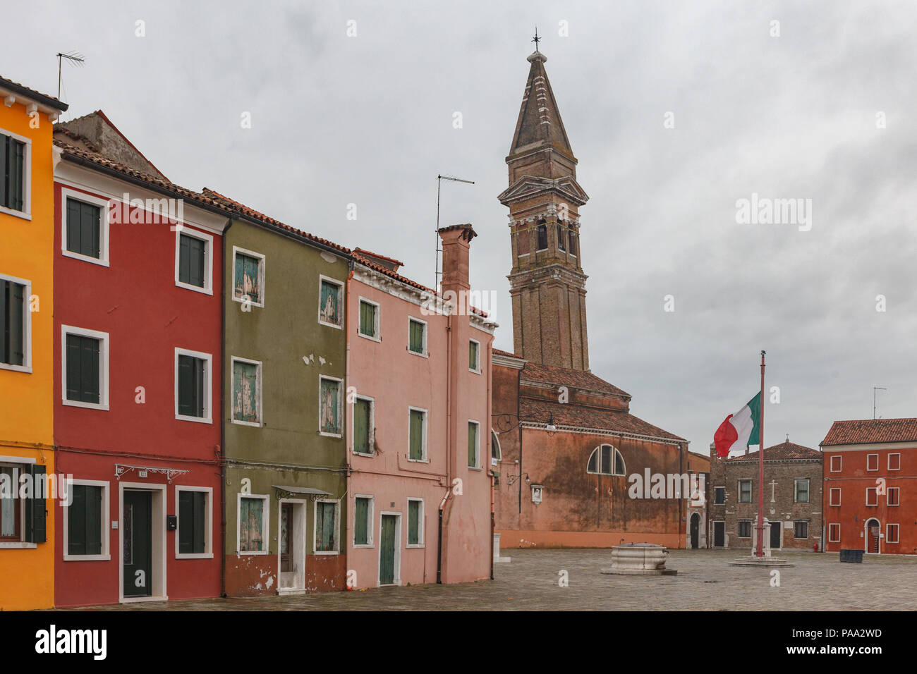 L'île de Burano. Parrocchia San Martino Vescovo église sur la Piazza Baldassare Galuppi. Venise, Italie Banque D'Images