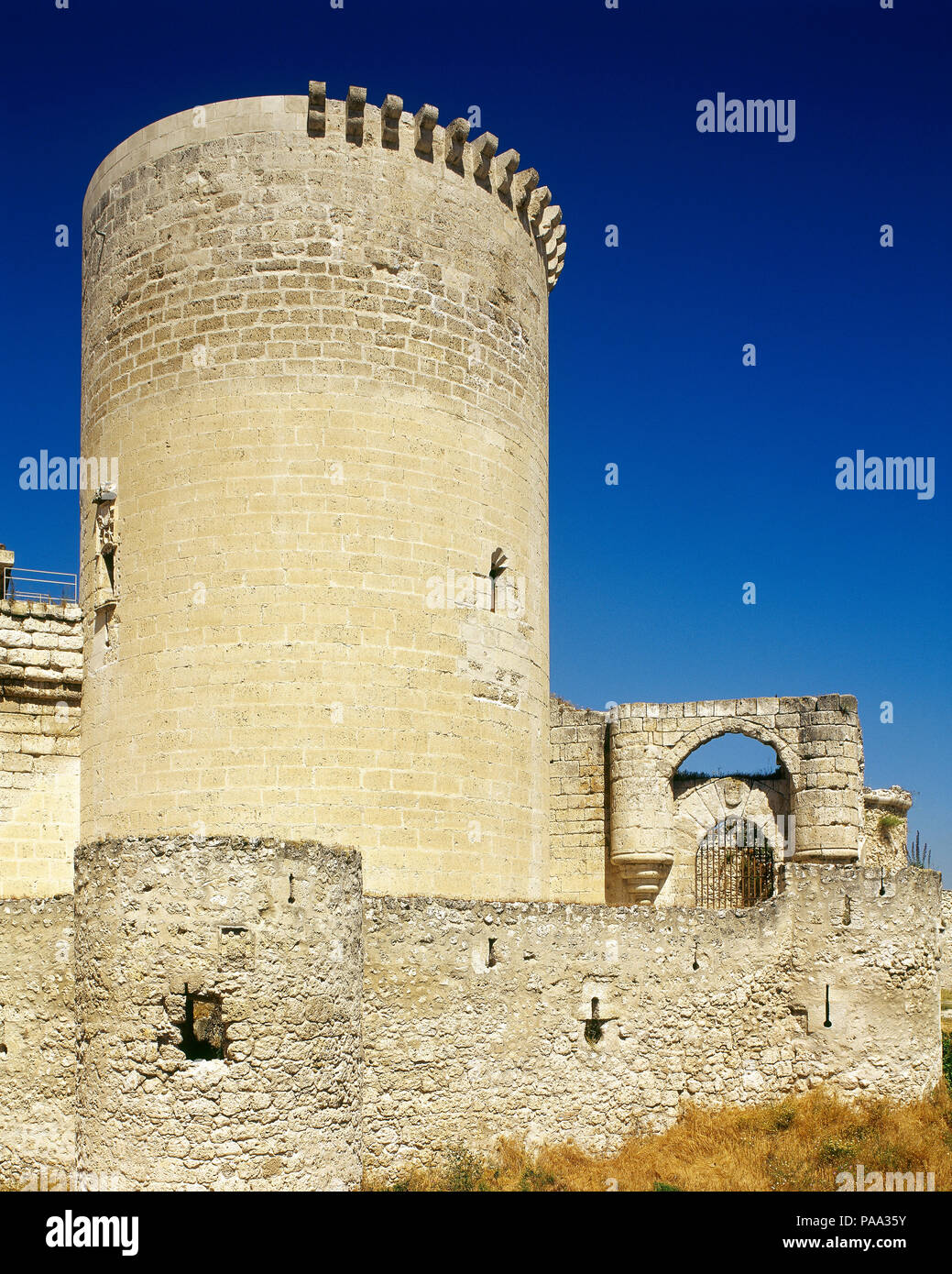L'Espagne. Castille et Leon. Province Ségovie. Cuellar. Château-Palais des Ducs d'Alburquerque. Sa construction a commencé au 11ème siècle et achevée au 17ème siècle par des maîtres différents. Se détachent : Juan Guas (1430-1496), Rodrigo de Hontanon (1500-1577), Juan Gil de Hontanon (1480-1531). Vue d'un de ses tours circulaires. Banque D'Images