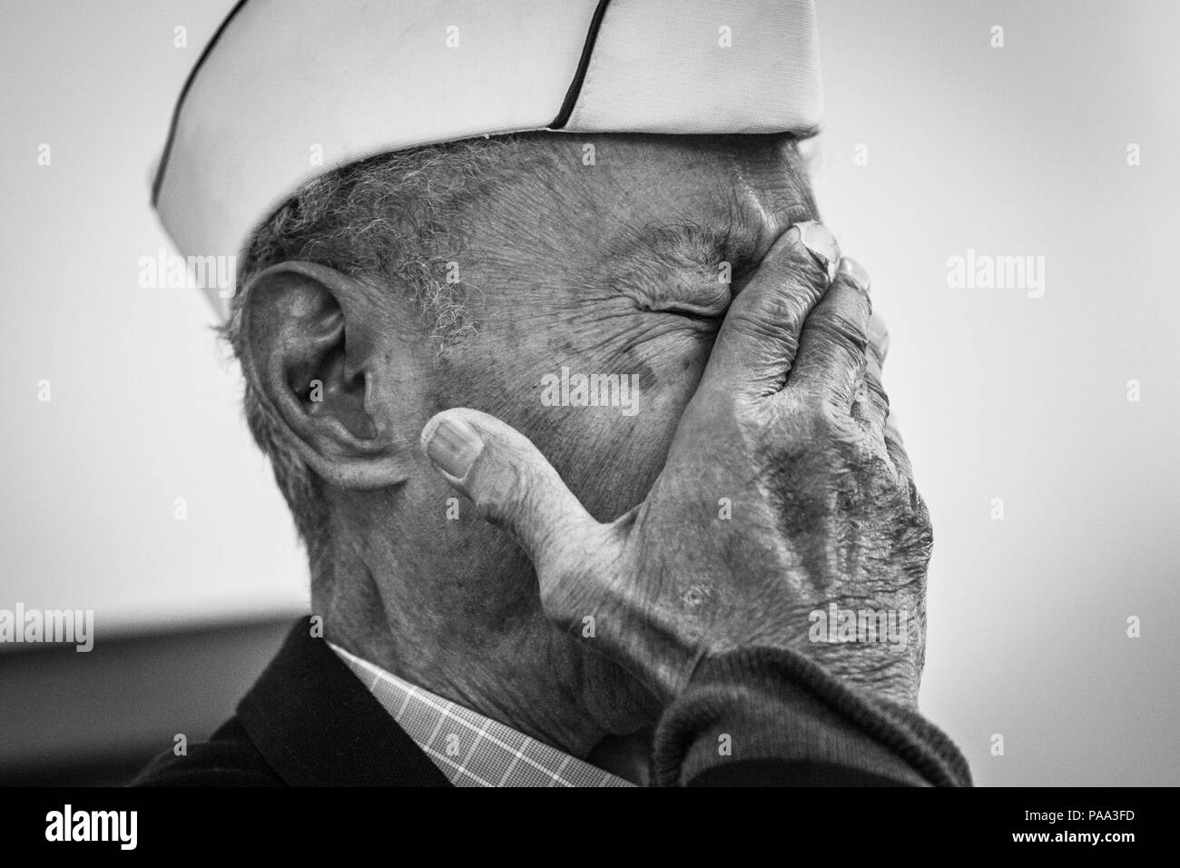 WHITE SANDS MISSILE RANGE, N.M. - Jesse Baltazar, 95, un survivant de Bataan essuie le visage pendant un survivant talk le 19 mars 2016, la veille de la 27e assemblée annuelle White Sands Missile Range, N.M., Mémorial de Bataan. Baltazar a rejoint le 71e Bataillon, Forces armées américaines Extrême-Orient juste après les Japonais ont bombardé Pearl Harbor. Trois jours après le début de Bataan, Baltazar s'est échappé et a rejoint la résistance. Après avoir été libéré de l'armée dans le 1945 il est devenu le premier espagnol né à la United States Air Force en 1948, prenant sa retraite au grade de major. (U. Banque D'Images