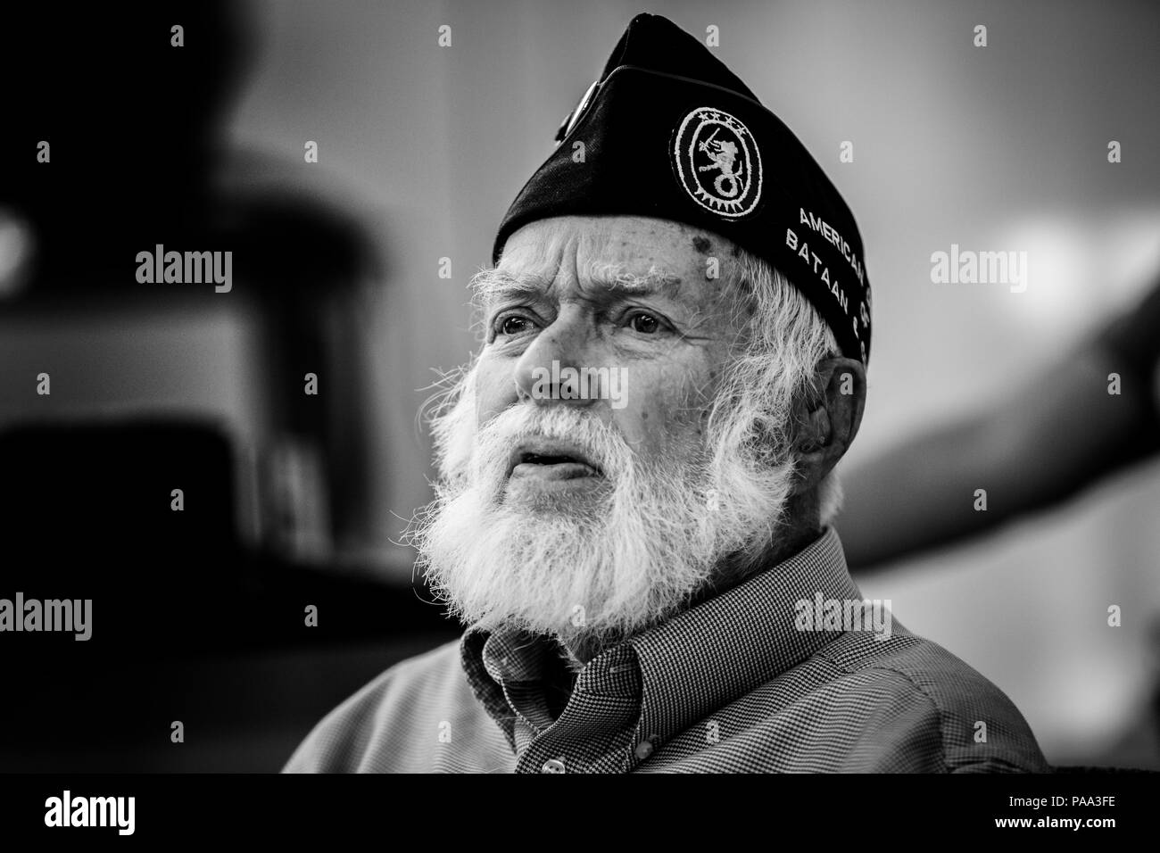 WHITE SANDS MISSILE RANGE, N.M. - Oscar Leonard, 97, un survivant de Bataan parle de son temps en captivité, y compris un moment où il regardait ses camarades creuser leur propre tombe, le 19 mars 2016, la veille de la 27e assemblée annuelle White Sands Missile Range N.M., Mémorial de Bataan. Après la guerre, il est allé au collège et est devenu un pharmacien, la pratique jusqu'à l'âge de 92 ans. (U.S. Le personnel de l'Armée Photo : Sgt. Marcus Fichtl, 24e Appuyez sur Camp) Banque D'Images