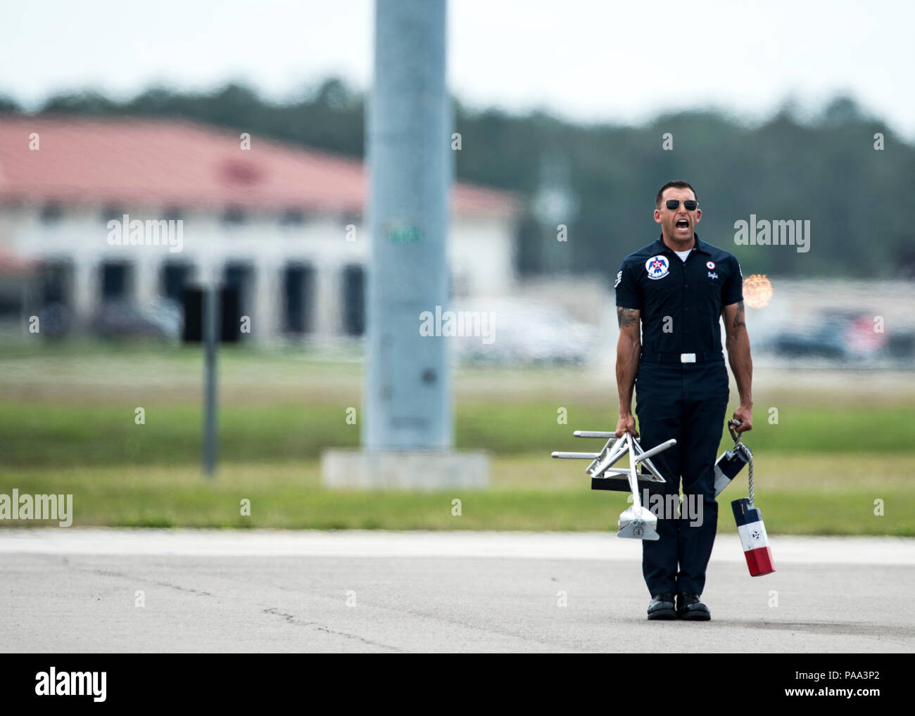 Le s.. Kyle Baglia, avion tactique de mainteneur, effectue les montrer lors de la masse de marine le Pen de Tampa Bay, le 20 mars 2016, à la base aérienne MacDill, Floride (É.-U. Photo de l'Armée de l'air par la Haute Airman Jason Couillard) Banque D'Images