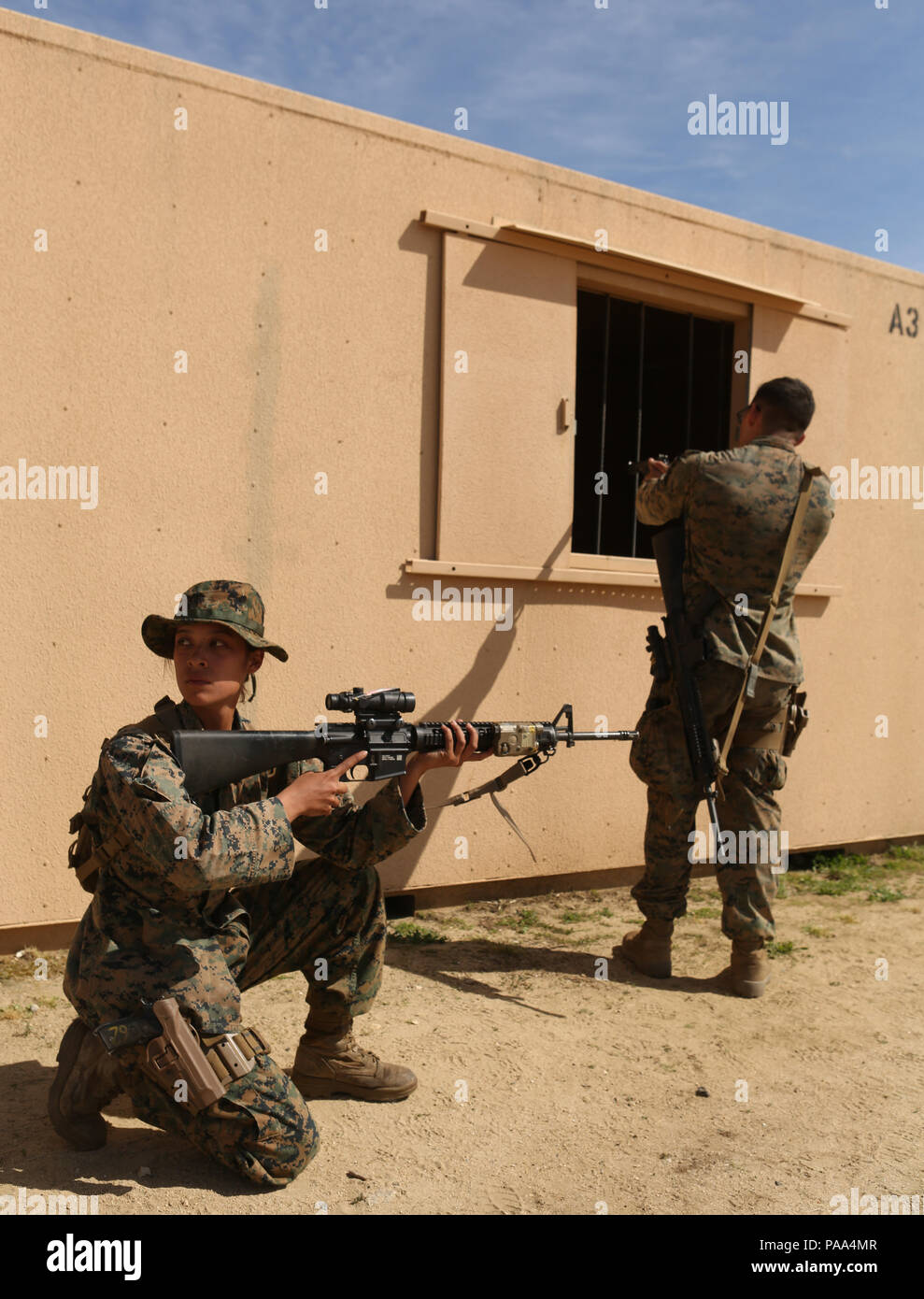 Le Cpl. Marissa Ezinga et lance le Cpl. Oscar Flores maintenir la sécurité pendant les opérations militaires en milieu urbain s'entraîner au Camp Pendleton Mars 3, 2016. Marines avec le 1er Bataillon de l'application de la Loi effectuée cinq jours de formation offensive évolution dans un effort pour mieux intégrer les agents de la police militaire avec des unités d'infanterie. Ezinga, originaire de Vallejo, et Flores, originaire de Redondo Beach, sont des officiers de la police militaire de la Compagnie B, 1er Le Bn., I Marine Expeditionary Force. (U.S. Marine Corps photo par Lance Cpl. Justin E. Bowles/libérés) Banque D'Images