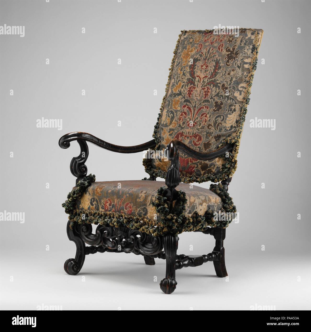 Fauteuil (l'un d'une paire). Culture : British. Dimensions : hors tout : 48 × 28 × 32. (121,9 × 71,1 × 81,3 cm). Bouilloire : attribué à Thomas Roberts (actif 1685-1714). Date : ca. 1700. Ces deux fauteuils sont d'un grand ensemble de meubles comprenant un lit, 8 fauteuils, 4 chaises, et une paire de tabourets réalisés sur 1689 pour Daniel Finch, second comte de Nottingham et septième comte de Winchelsea (1647-1730), pour l'état chambre et dressing de son pays siège, Burley-on-the-Hill à Rutland. Finch a été secrétaire d'Etat et conseiller privé de William III. Il a commandé cette série pr Banque D'Images