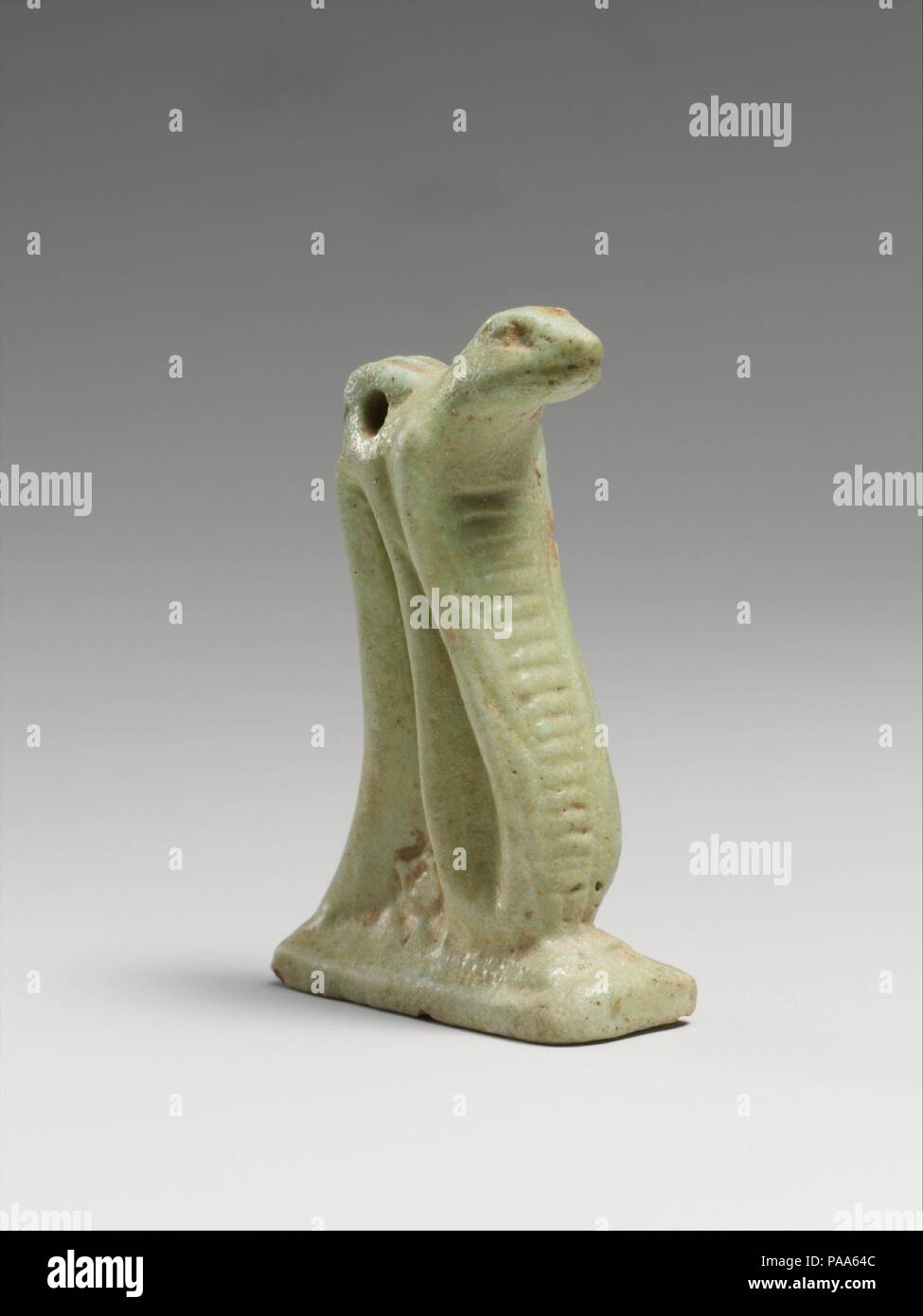 Amulette serpent de faïence. Culture : l'Égyptien. Dimensions : H. : 1 9/16 in. (4 cm). Date : 664-30 av. Des amulettes représentant des animaux ont été attribués à un dieu : un faucon pour le Ra, le Dieu Soleil, un lion pour Sakhmi, la déesse de la guerre, un bélier pour Khnoum et un chat pour Bast. Les serpents étaient des symboles de l'image. Musée : Metropolitan Museum of Art, New York, USA. Banque D'Images