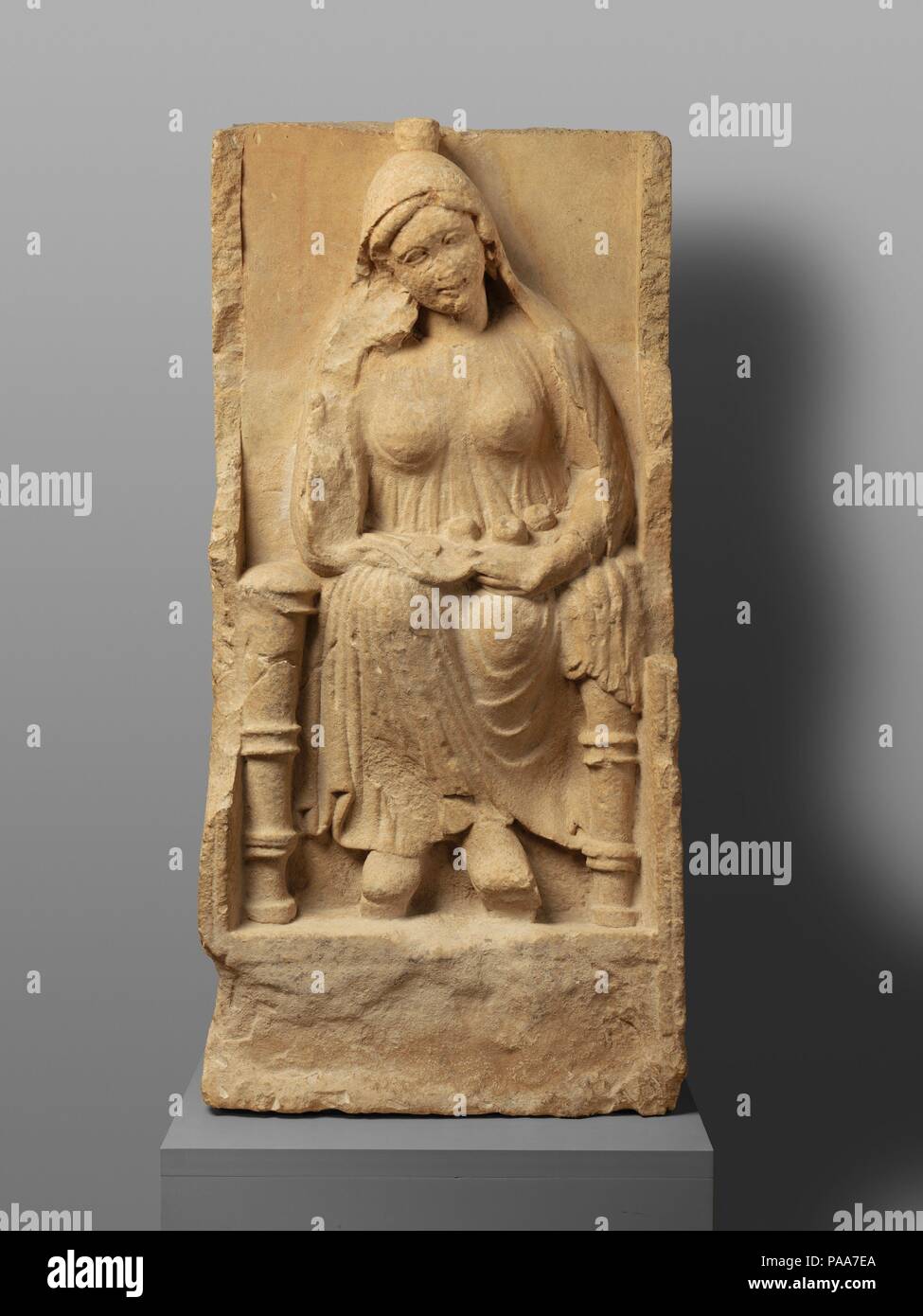 Pierre tombale de calcaire. La culture chypriote :. Dimensions : hors tout : 57 x 27 3/4in. (144.8 x 70.5cm). Date : 4ème siècle avant J.-C.. L'influence des monuments tombe grecque peut être vu dans ce relief d'une femme assise avec sa main droite levée pour soulever son manteau (himation) au-dessus de sa tête, comme si la préparation pour le départ. Les artistes grecs, cependant, ces chiffres montrent rarement dans une position frontale. Musée : Metropolitan Museum of Art, New York, USA. Banque D'Images