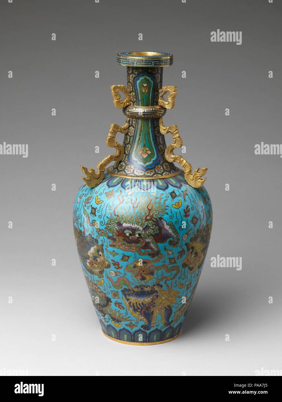 Vase. Culture : la Chine. Dimensions : H. 14 1/2 in. (36,8) ; W. C. 7. (17,8 cm). Date : le 18e siècle. Le lion-comme des chiens batifolent sur la surface de ce vase sont souvent connus sous le nom de Fu chiens dans l'Ouest. Fu ou fo est le mot chinois pour Bouddha, et les créatures ont probablement été ainsi nommée parce qu'ils sont souvent trouvés dans des temples ou monastique composés. Ici ils sont placés entre les divers emblèmes de bonne chance, tels que flaming perles, dont certains proviennent de l'imagerie bouddhique. Musée : Metropolitan Museum of Art, New York, USA. Banque D'Images