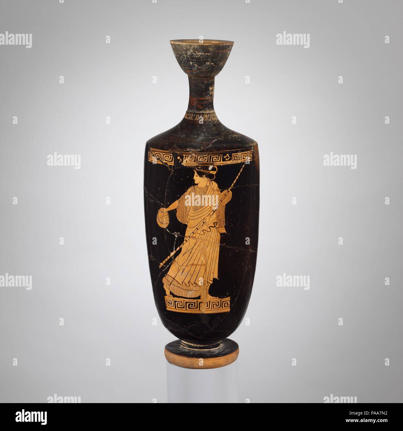 Lekythos en terre cuite (pot d'huile). Culture : le grec, le grenier. Dimensions : H. 14 in. (35,6 cm). Date : ca. 470 (C.-B.). Déesse avec une phiale libation (bol) et sceptre tandis que les Grecs ont fait des offrandes à leurs dieux, durant la période classique, les dieux sont souvent montré l'exécution de libations ou la détention d'objets rituels, le plus souvent un phiale. La question est de savoir si les divinités sont d'effectuer un rituel ou sont présentés comme des bénéficiaires. Musée : Metropolitan Museum of Art, New York, USA. Banque D'Images