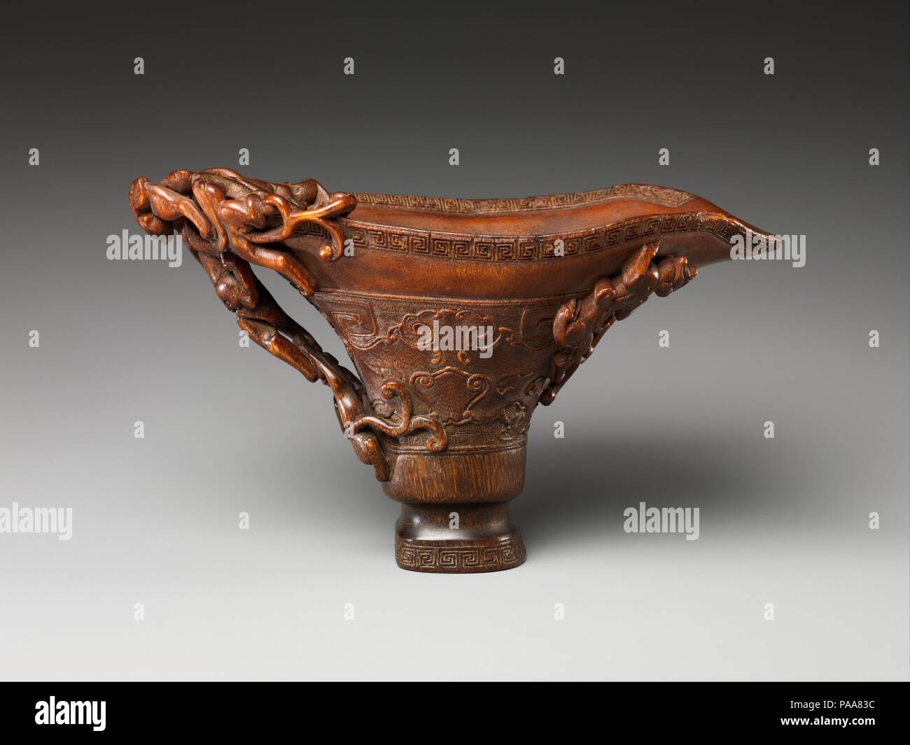 Tasse en forme d'un navire archaïque avec feline dragons. Culture : la Chine. Dimensions : H. 4. (10,2 cm). Date : le 17e siècle. L'avance de cette coupe à lèvre découle de la forme d'un jeu, une coupe en bronze trouvés dans l'âge de bronze. Une partie de la décoration d'un asservissement linéaire sur la partie intermédiaire de la Cup est également basé sur l'imagerie décorative de cette période, qui a été largement connu par le biais d'illustrations dans les catalogues de livres anciens et de collection des guides d'utilisation. Musée : Metropolitan Museum of Art, New York, USA. Banque D'Images