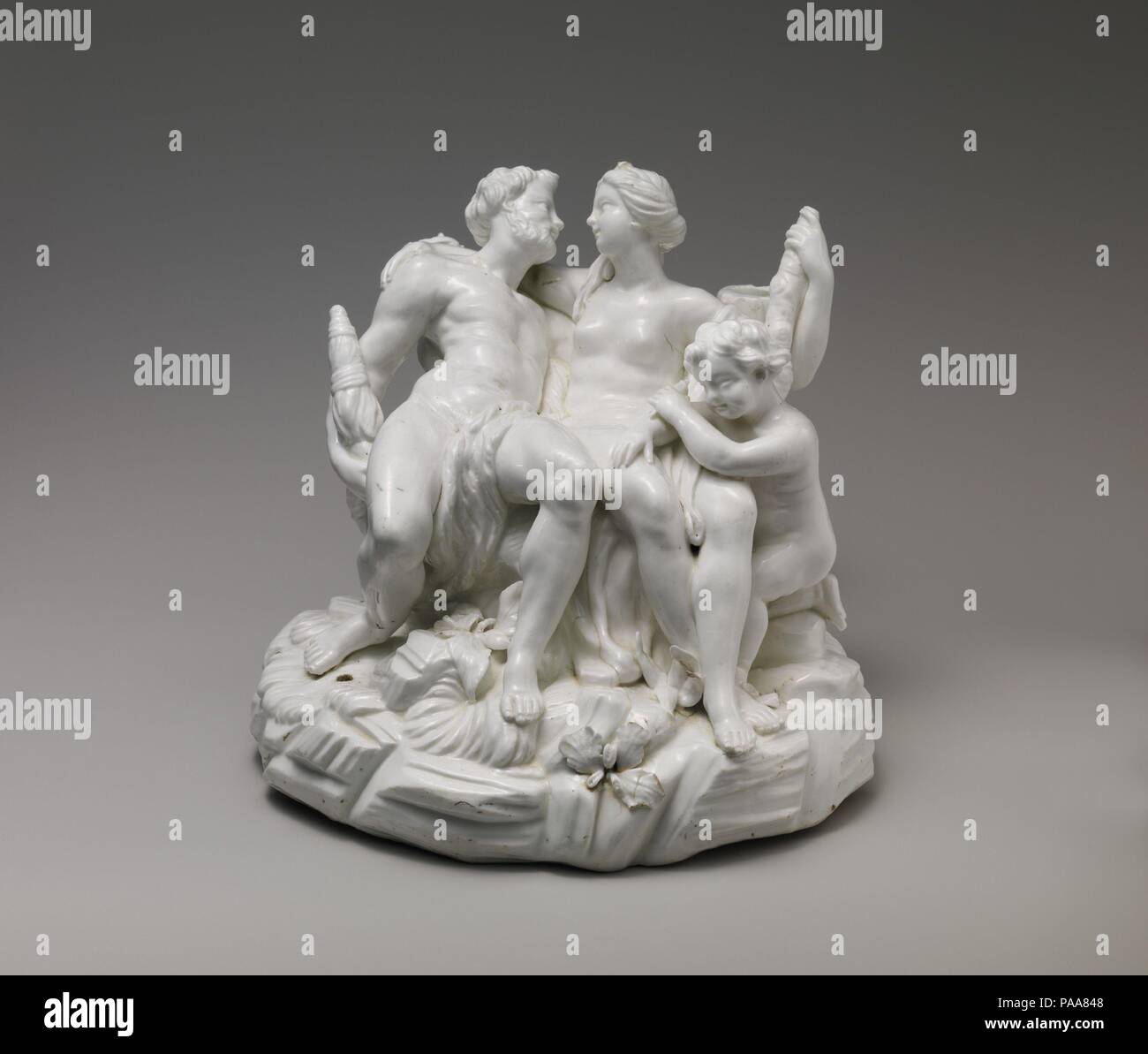 Hercule et Omphale. Artiste : Probablement basé sur une composition de François Lemoyne (français, Paris 1688-1737 Paris). Culture : français, Vincennes. Dimensions : hors tout : (confirmé) : 8 7/8 × 9 × 13/16 9 3/8 in. (22,5 × 24,9 × 23,8 cm). Factory : manufacture de Vincennes (Français, ca. 1740-1756). Date : ca. 1749. Ce chiffre groupe doit avoir été l'un des premiers produits à Vincennes, et les difficultés techniques rencontrées sont évidentes. L'épaisseur de la porcelaine a causé l'assis à l'affaissement des chiffres et des fissures apparaissent dans la base. La composition du groupe découle d'une impression effectuée après Banque D'Images