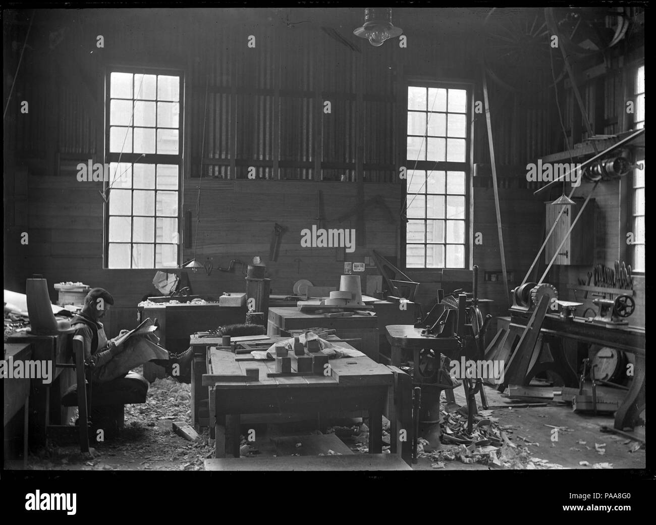 165 Man reading dans un atelier des menuisiers ATLIB 239779 Banque D'Images