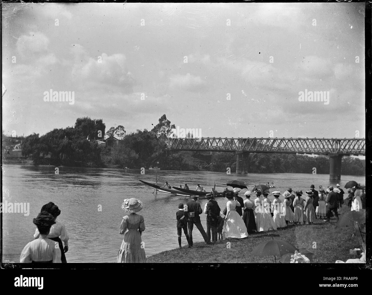 166 waka Maori course de haies sur la rivière Waikato lors de la Régate de Ngaruawahia. 287516 ATLIB Banque D'Images