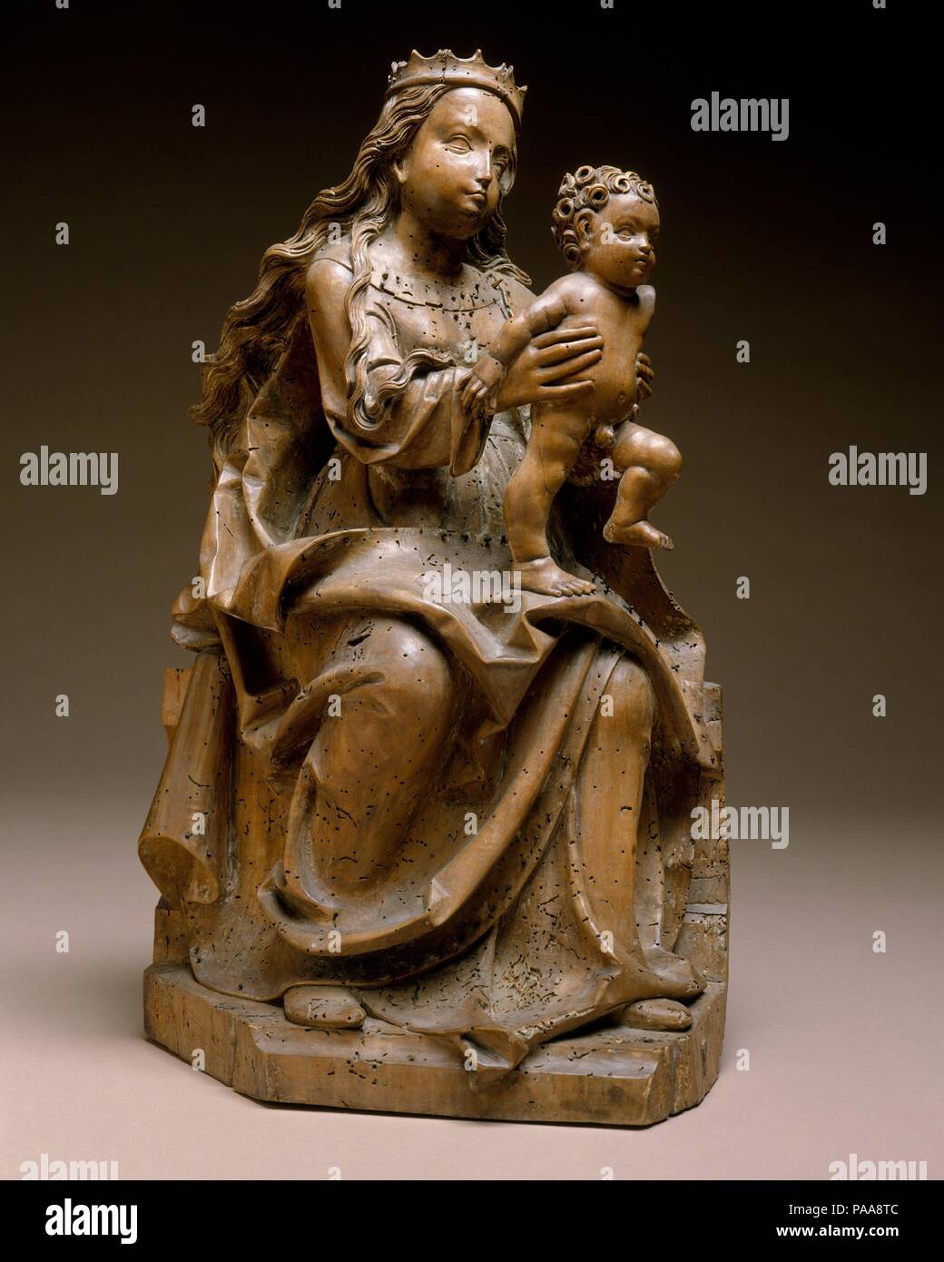 Vierge à l'enfant. Artiste : Maître de Rabenden (allemand, actif ca. 1500-1530). Culture : l'allemand. Dimensions : 23 5/8 x 13 3/4 x 9 7/16in. (60 x 35 x 24 cm). Date : 1510-15. Cette Vierge à l'enfant l'origine a été rejoint par une place Sainte Anne, mère de la Vierge, pour former la sainte parenté, un groupe représentant trois générations de la Sainte Famille. L'échelle du groupe suggère qu'il s'agit de la partie inférieure, ou prédelle, d'un retable. Sculpture prédelle élargi thématiquement le sujet de l'autel principal au-dessus de lui, qui, dans ce cas, peut avoir été dédiée à la Vierge. Musée : Metropol Banque D'Images