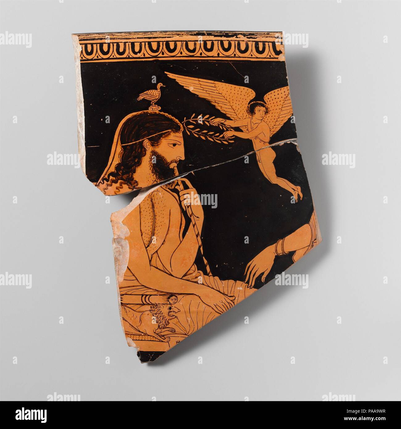 Fragment d'une terre cuite (skyphos tasse profonde). Culture : le grec, l'italien, Lucaniens. Dimensions : hors tout : 8 x 5 1/4 in. (20,3 x 13,3 cm). Date : ca. 430-400 av. J.-C.. Intronisé Le peintre Zeus de Palerme était un disciple de l'Amykos peintre, mais montre un intérêt beaucoup plus en détail et la texture. Le roi des dieux est assise sur un trône dont l'accoudoir est ornée d'un lion et d'un petit visage. Il tient un sceptre surmonté d'un oiseau. Eros, dieu de l'amour, plane avec une couronne et fait un retour à une figure qui peut être l'assis Hera, l'épouse de Zeus. Musée : Metropolitan Museum of Art, New York, USA. Banque D'Images