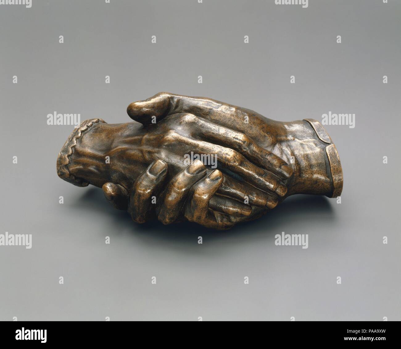 Les mains jointes de Robert et Elizabeth Barrett Browning. Artiste : Harriet Goodhue Hosmer (1830-1908). Dimensions : 3 1/4 x 8 1/4 x 4 1/4 in. (8,3 x 21 x 10,8 cm). Date : 1853, cast après 1853. L'un des America's first professional female sculpteurs, Harriet Hosmer a rencontré Robert et Elizabeth Barrett Browning à Rome en 1853. L'Brunissures, deux poètes anglais, avait été enlevée à l'Italie sept ans plus tôt. Peu de temps après la réunion du couple, Hosmer s'approcha d'eux à propos de la modélisation de ses mains. Mme Browning a consenti à l'idée du sculpteur à la condition que le casting n'Hosmer elle-même. Hosmer lat Banque D'Images