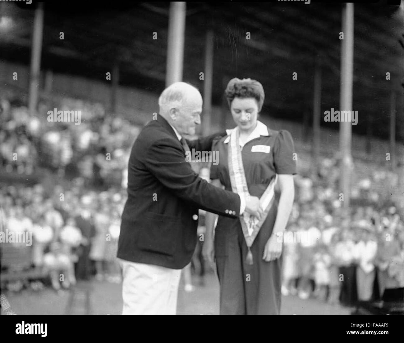 175 Concours de beauté Miss travailleuse de guerre 1942 Banque D'Images