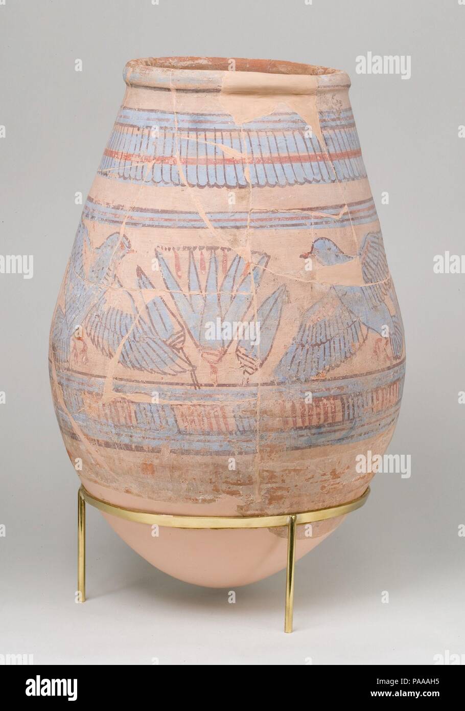 Pot de peinture bleu de Malqata. Dimensions : H. 44 cm (17 5/16 po). Dynastie DYNASTIE : 18. Règne : règne d'Amenhotep III. Date : ca. 1390-1353 av. J.-C.. La poterie décorée creusées par l'expédition égyptienne du musée à Malqata, la ville palais d'Amenhotep III, est principalement du type appelé blue-ware peint. Les navires sont ornés de motifs floraux et d'animaux peints dans une palette limitée à bleu, rouge et noir (voir 11.215.464 et 11,215.472). Quelques-unes sont ornées d'éléments décoratifs en trois dimensions (voir 11.215.460 et 11,215.477). Ce pot a été peint avec une scène d'oiseaux fl Banque D'Images