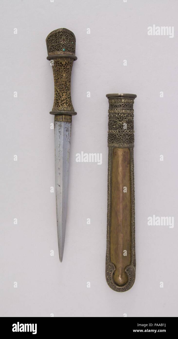 Poignard avec fourreau. Culture : indien, le Sikkim ou bhoutanais. Dimensions : L. avec fourreau 15 1/2 po. (39,4 cm) ; L. sans manteau 12 3/4 in. (32,4 cm) ; L. de blade 8 in. (20,3 cm) ; W. 1 11/16 in. (4,3 cm) ; WT. 8,9 oz. (252,3 g) ; Wt. de 10,4 oz gaine. (294,8 g). Date : 18e-19e siècle. Musée : Metropolitan Museum of Art, New York, USA. Banque D'Images