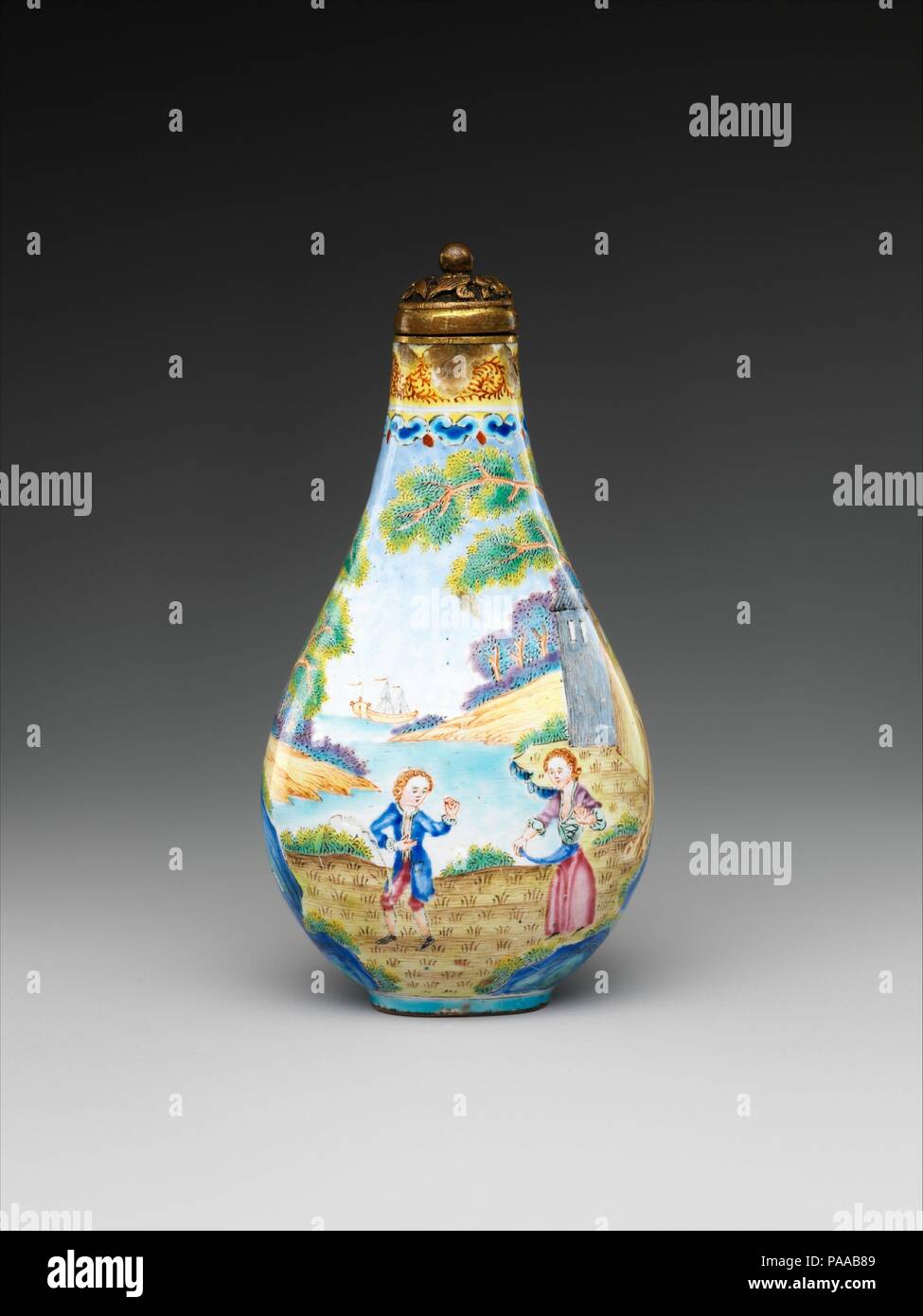Bouteille à priser avec les chiffres européens. Culture : la Chine. Dimensions : H. 2 7/8 in. (7,3 cm) ; W. 1 1/2 in. (3,8 cm) ; D. 1. (2,5 cm). Ce snuff bottles illustre les contacts fréquents entre la Chine et l'Ouest durant la dynastie des Qing (1644-1911), lorsqu'il n'est pas seulement la technique, l'émail peint, mais aussi les motifs décoratifs, les chiffres de l'Ouest dans le parc, ont été introduits à partir de l'Europe. Musée : Metropolitan Museum of Art, New York, USA. Banque D'Images