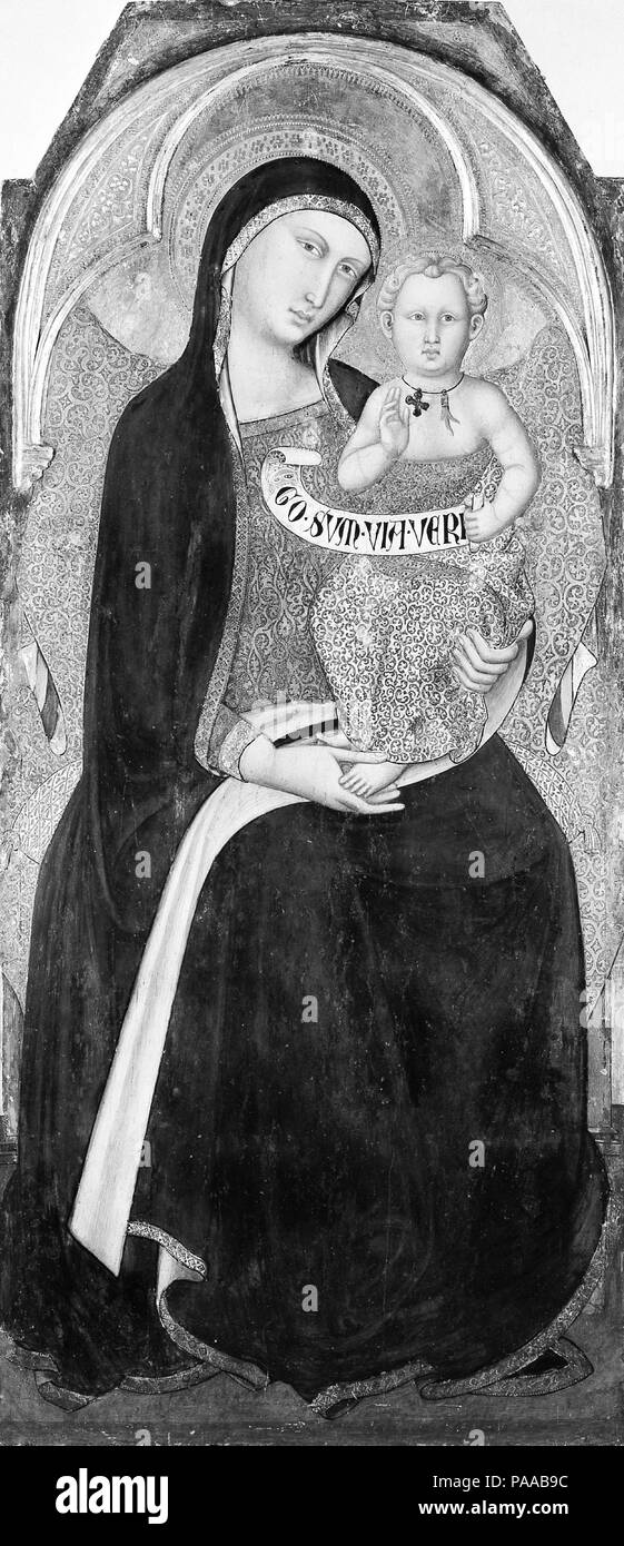 Vierge à l'enfant. Artiste : Luca di Tommè di Nuto (Italien, Giovanni Segantini, active 1356-89). Dimensions : haut de forme, 52 7/8 x 23 1/8 in. (134,3 x 58,7 cm). Date : ca. 1360-65. La photo date d'environ 1360-65, quand Luca di Tomme est connu pour avoir collaboré avec le miniaturiste, Niccolò di Ser Sozzo. C'était sa période de plus inventif et de l'image actuelle, le panneau central d'un retable non identifiés, est l'une de ses oeuvres plus distingué. Bien qu'il n'y a pas de grandes pertes, le caractère de la photo a été fortement marquée par l'aplatissement en raison de son transfert et des produits nettoyants. Musée : Moi Banque D'Images
