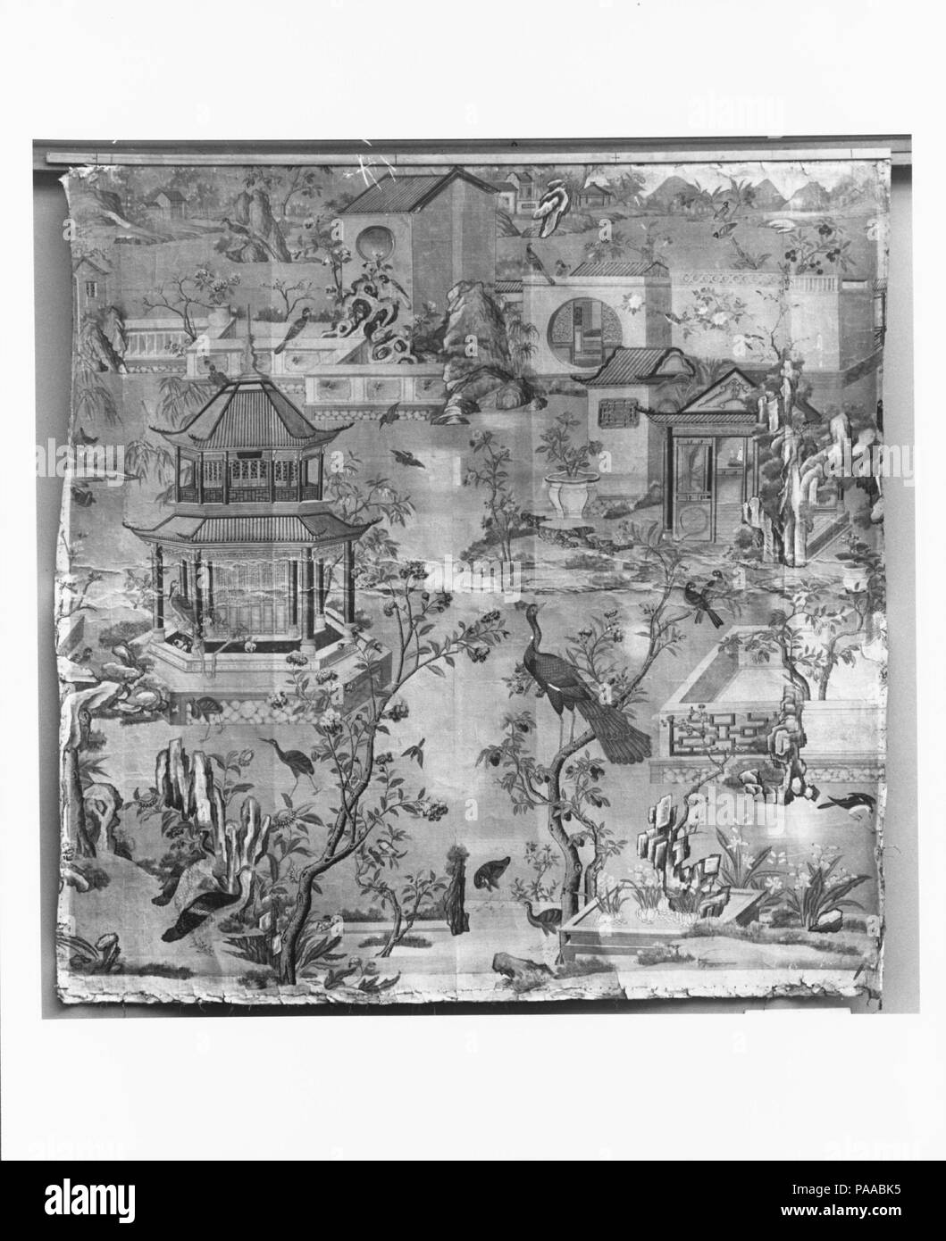 Fond d'écran. Dimensions : 121 x 118 in. (307,3 x 299,7 cm). Date : 1700-1730. Ce papier peint panneau fait partie d'un ensemble composé au départ de 17 morceaux (voir 14.106.1-.16 pour set.). Les panneaux représentent des paysages de montagne, des scènes avec des maisons, des oiseaux, et les arbustes à fleurs. Ils ont été faits à la main en Chine au cours du début du dix-huitième siècle à l'exportation vers l'Angleterre. Ici, comme en Amérique latine, ces fond d'exotiques joui d'une vogue dans le quartier à la gentry. Considéré comme un grand luxe, il a ajouté à la richesse et les couleurs des murs. Ce fond d'Hung dans une maison pendant deux cents ans. Les panneaux ar Banque D'Images