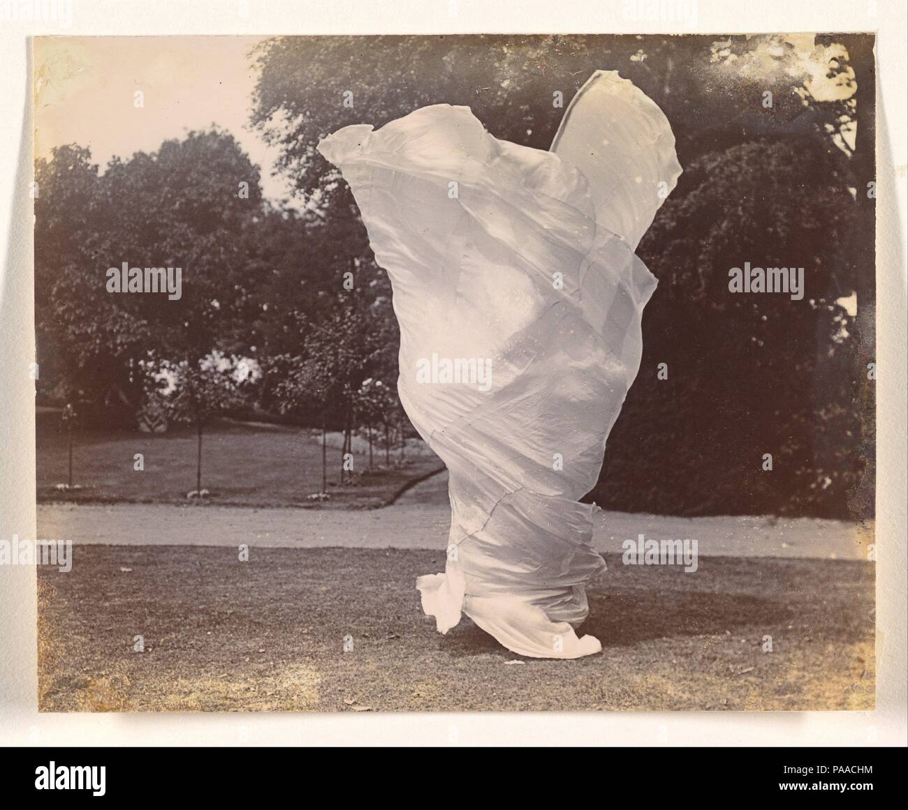 [Loïe Fuller Dancing]. Artiste : Joshua Samuel Beckett (British, Shadwell, Stepney [Londres] 1870-1940 Bournemouth). Dimensions : 10,1 x 12,5 cm (4 15/16 x 4 in.). Date : ca. 1900. La danseuse américaine Loïe Fuller (1862-1928) conquis Paris sur sa soirée d'ouverture au aux Folies-Bergère, le 5 novembre 1892. La manipulation de bambous une immense jupe faite de plus d'une centaine de mètres de soie irisée, translucide, la danseuse évoque des formes organiques --papillons, fleurs, et les flammes--en perpétuelle métamorphose grâce à un jeu de lumières colorées. La Loïe Fuller effets d'éclairage innovantes, dont certaines sh Banque D'Images