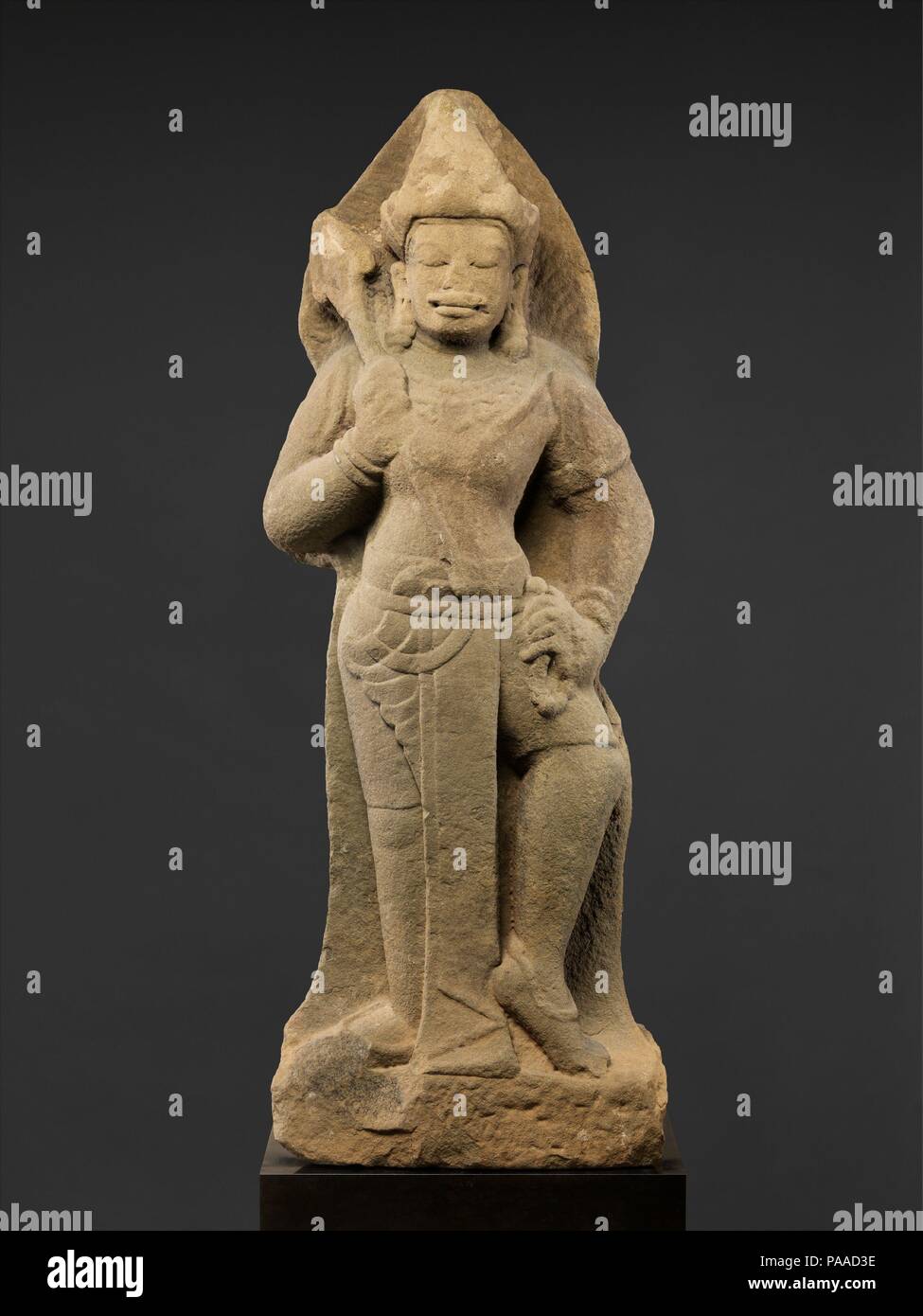 Comité permanent ou Shiva Temple Guardian (Dvarapala). Culture : Vietnam (champa). Dimensions : H. 50 1/2 in. (128,3 cm). Date : première moitié du 10e siècle. Situé sur une route maritime majeur entre l'Inde et la Chine, Champa, dans la partie centrale du Vietnam, a joué un rôle important au début de l'histoire de l'Asie du Sud-Est. Cette rare sculpture, qui peut représenter soit un temple guardian ou le dieu hindou Shiva, montre la sculpture robuste et distinctif, en particulier la physionomie moustache proéminente, qui caractérisent l'art de les Chams. Il porte une courte wrap, qui dispose d'une longue poche avant avec une barre oblique u Banque D'Images