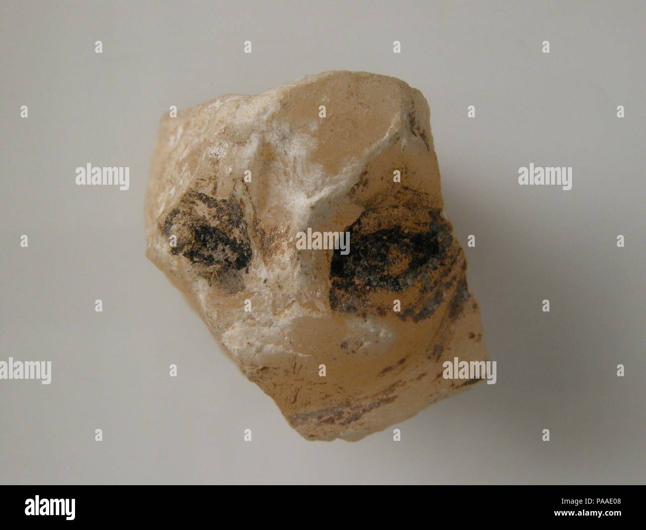 Fragment de visage. Culture : le copte. Dimensions : hors tout : 1 3/16 x 1 x 1 in. (3 x 2,5 x 2,5 cm). Date : 4ème-7ème siècle. Musée : Metropolitan Museum of Art, New York, USA. Banque D'Images