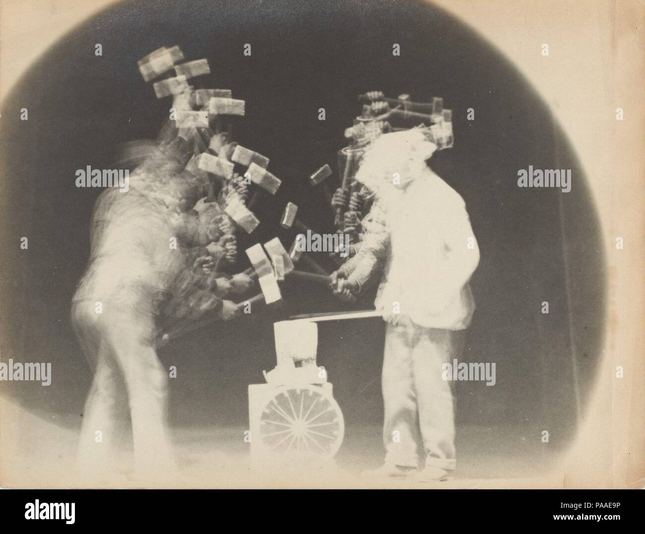 Chronophotograph. Artiste : Etienne-Jules Marey (Français, 1830-1904) ; Charles Fremont (Français, 1855-1930). Dimensions : 16,3 x 20,2 cm (6 16/07 x 7 15/16 in.). Date : 1894. Contrairement à la motion d'études Eadweard Muybridge, qui décrit le mouvement comme une série d'instants discrets sur des négatifs, séquentiel, Marey analysent motion sont caractérisées par des expositions multiples sur une seule plaque photographique. Dans cette photographie, Charles Fremont, un ingénieur civil qui a aidé Marey dans son laboratoire, utilisé Marey méthode pour étudier les forgerons à l'enclume ; la synthèse dynamique de leurs coups en arc de trac Banque D'Images