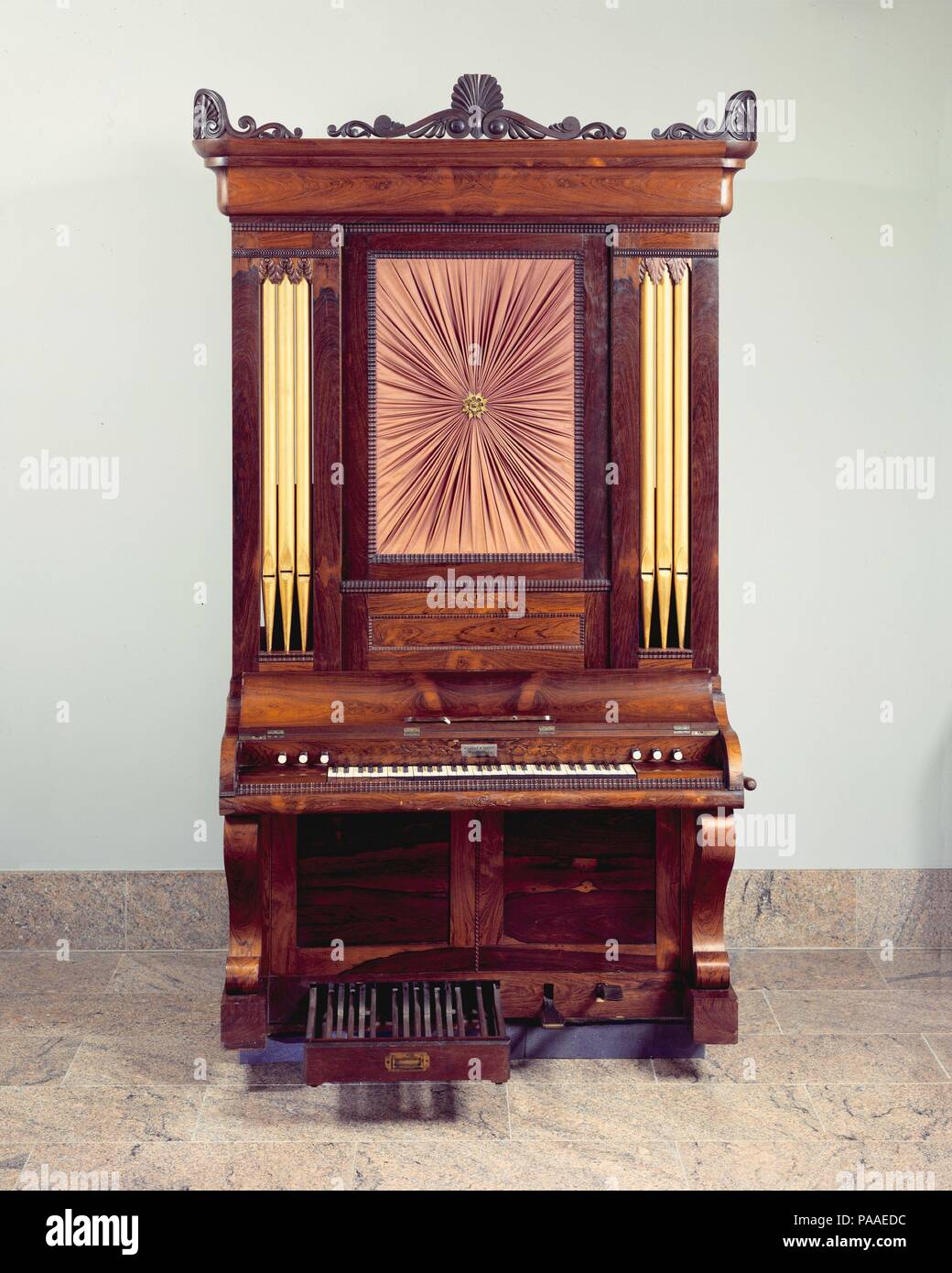 Orgue à tuyaux. Culture : L'Américain. Dimensions : H. 8 ft. 8 in. (264,2 cm) ; W. 58 in. (147.3 cm) Spécification : open diapason 8 ft. (243,8 cm) 61 tubes en métal ; arrêté basse diapason 8 ft. (243,8 cm)17 tuyaux en bois ; arrêté diapason treble 8 ft. (243,8 cm) 44 tuyaux : f-d2, bois d# 2-c4 metal cheminée flûte ; dulciana 8 ft. (243,8 cm) 44 tubes en métal ; contrebasse 4 ft. (121,9 cm)17 tuyaux métal ; principaux treble 4 ft. (121,9 cm) 44 tubes en métal. Bouilloire : Richard M. Ferris (Américain, 1818-1858). Date : ca. 1850. Cet orgue a une espèce de rose avec une corniche surmontée d'ornements sculptés. Banque D'Images