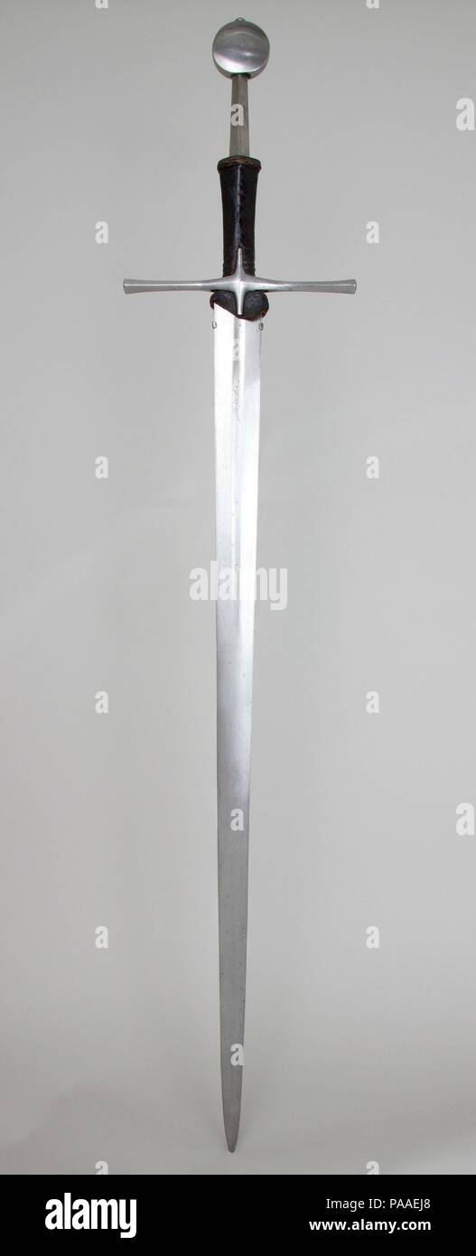 Main et demi épée. Culture : l'européen. Dimensions : L. 48 3/8 in. (122,9 cm) ; L. de blade 36 7/8 in. (93,7 cm) ; W. 10 in. (25,4 cm) ; WT. 3 lb. 9 oz. (1618 g). Date : le 15e siècle. Le nom de ce type d'épée fait référence à la longueur de son cou, ce qui lui permet d'être manié avec une main ou deux. Avant d'être acquise par William H. Riggs, cette épée a été dans la collection de Sir Samuel Rush Meyrick (1783-1848), fondateur de l'étude moderne des armes et armures. Meyrick acheté l'épée d'un marchand de Londres en 1818. Il a été inclus dans une aquarelle réalisée par le peintre français Eugène Delacroix (1797-186 Banque D'Images