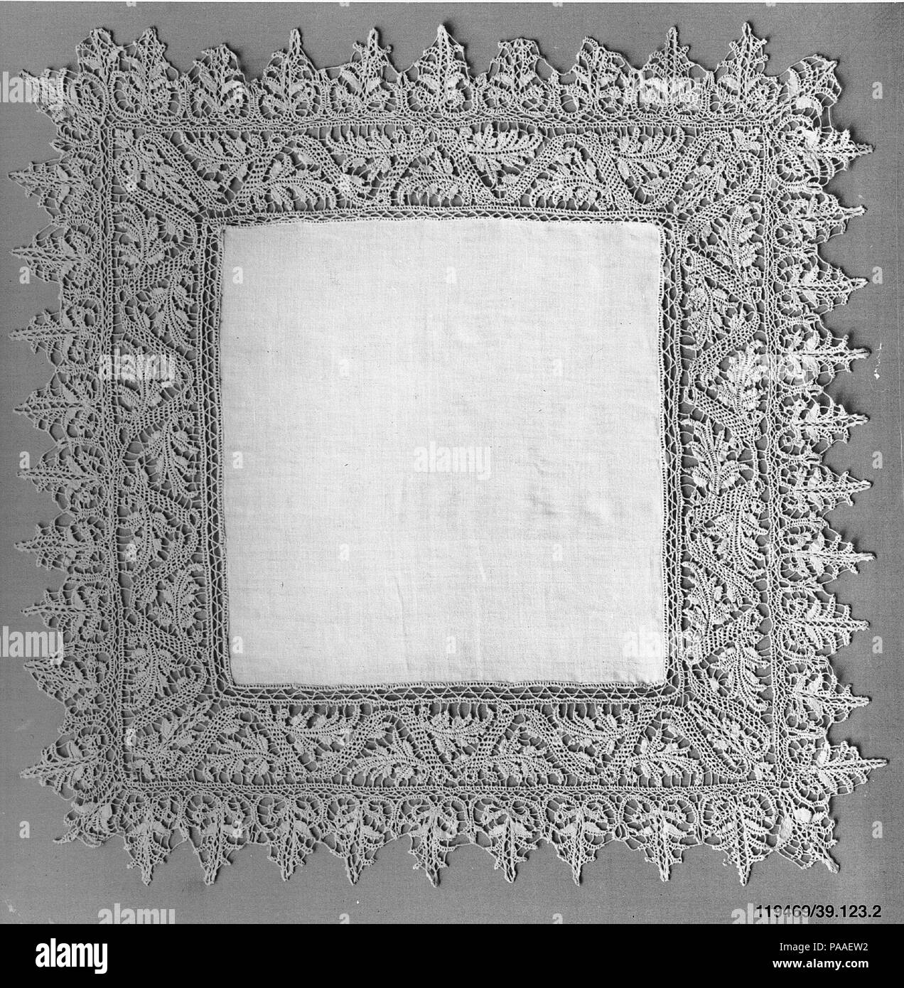 Couvercle. Culture : l'espagnol. Dimensions : L. 23 x 23 pouces (58,4 W. x 58,4 cm). Date : le 17e siècle. Punto dans aria--littéralement, 'Stitches dans l'air'--c'est un des premiers styles de dentelle à aiguille, qui est lui-même élaboré à partir de la conception géométrique cutwork principalement. Lorsque des dentellières est passé à l'aide d'une base de threads disposées selon un motif dessiné sur parchemin, ils ont été en mesure d'incorporer plus de lignes fluides et courbes dans leurs conceptions. Musée : Metropolitan Museum of Art, New York, USA. Banque D'Images Couvercle. Culture : l'espagnol. Dimensions : L. 23 x 23 pouces (58,4 W. x 58,4 cm). Date : le 17e siècle. Punto dans aria--littéralement, 'Stitches dans l'air'--c'est un des premiers styles de dentelle à aiguille, qui est lui-même élaboré à partir de la conception géométrique cutwork principalement. Lorsque des dentellières est passé à l'aide d'une base de threads disposées selon un motif dessiné sur parchemin, ils ont été en mesure d'incorporer plus de lignes fluides et courbes dans leurs conceptions. Musée : Metropolitan Museum of Art, New York, USA. Banque D'Images