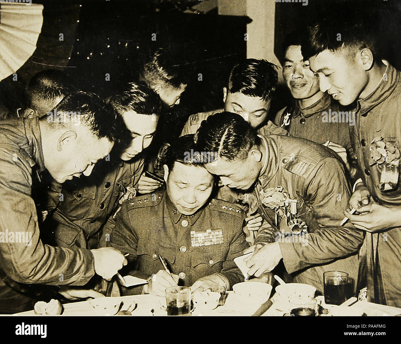 Peng 196 Mengji et officiers militaires 1950 Banque D'Images