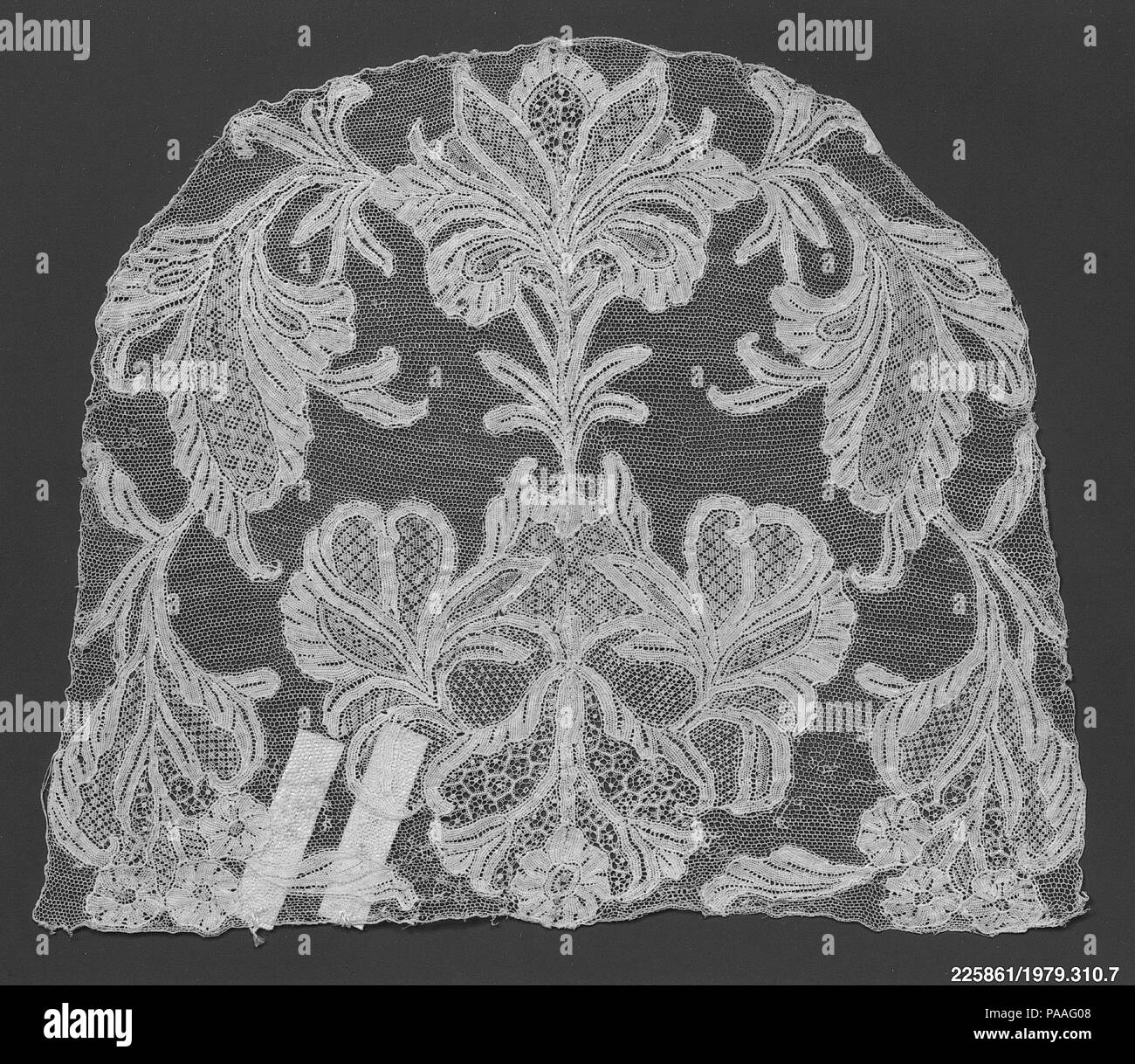 La couronne. Culture : l'italien. Dimensions : L. 7 x 6 pouces (17,8 W. x 15,2 cm). Date : début du 18e siècle. Le Metropolitan Museum's great lace collection a commencé lorsque le Musée est devenu le premier parmi les musées américains d'organiser une collecte permanente de la dentelle avec l'acceptation de la Collection McCallum en 1879 et le legs de Mme John Jacob Astor, Mme Robert L. Stuart, Mme Auguste Cleveland, et Mme A. W. hivers peu après. En 1893 une collection de dentelles anciennes prêt indiquée à la World's Columbian Exposition de Chicago a été assemblé par un comité de New York femmes tête Banque D'Images