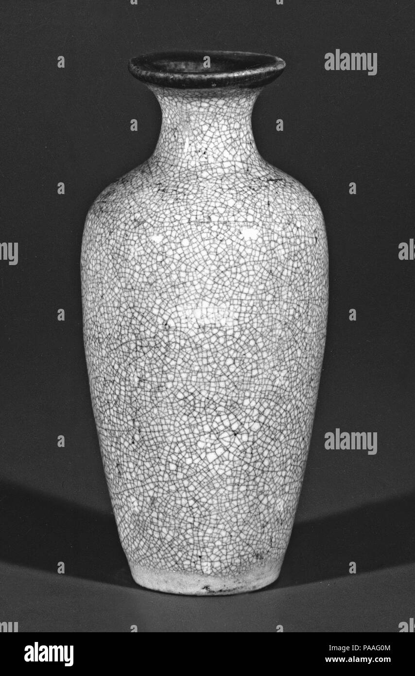 Vase. Culture : la Chine. Dimensions : H. 2 7/8 in. (7,3 cm) ; Diam. 1 5/16 in. (3,3 cm). Musée : Metropolitan Museum of Art, New York, USA. Banque D'Images