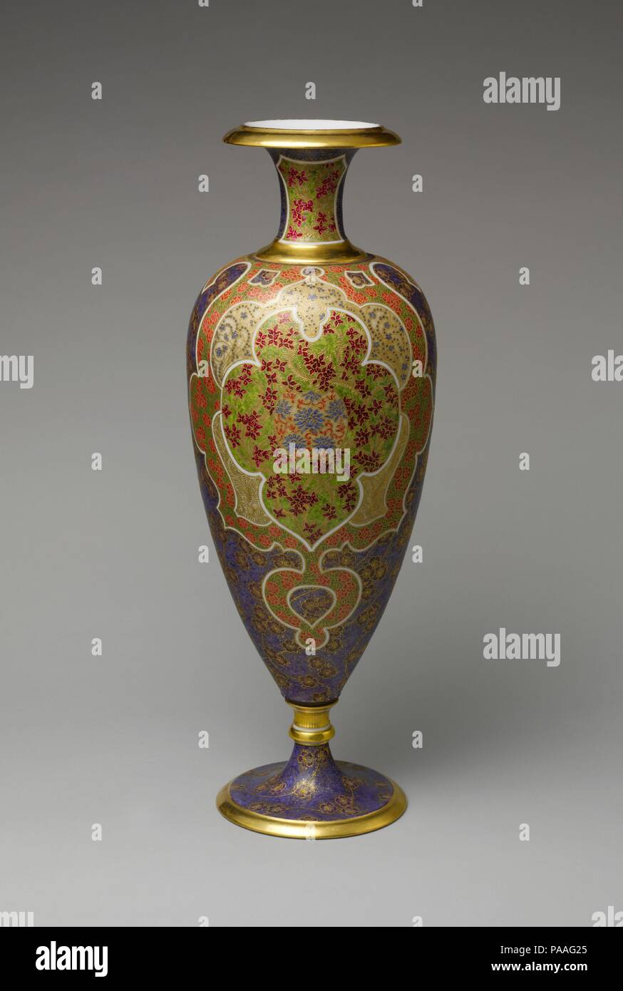 Vase. Culture : L'Américain. Dimensions : 22 in. (55,9 cm). Bouilloire : James Callowhill (1838-1917). Date : ca. 1889-1900. Musée : Metropolitan Museum of Art, New York, USA. Banque D'Images