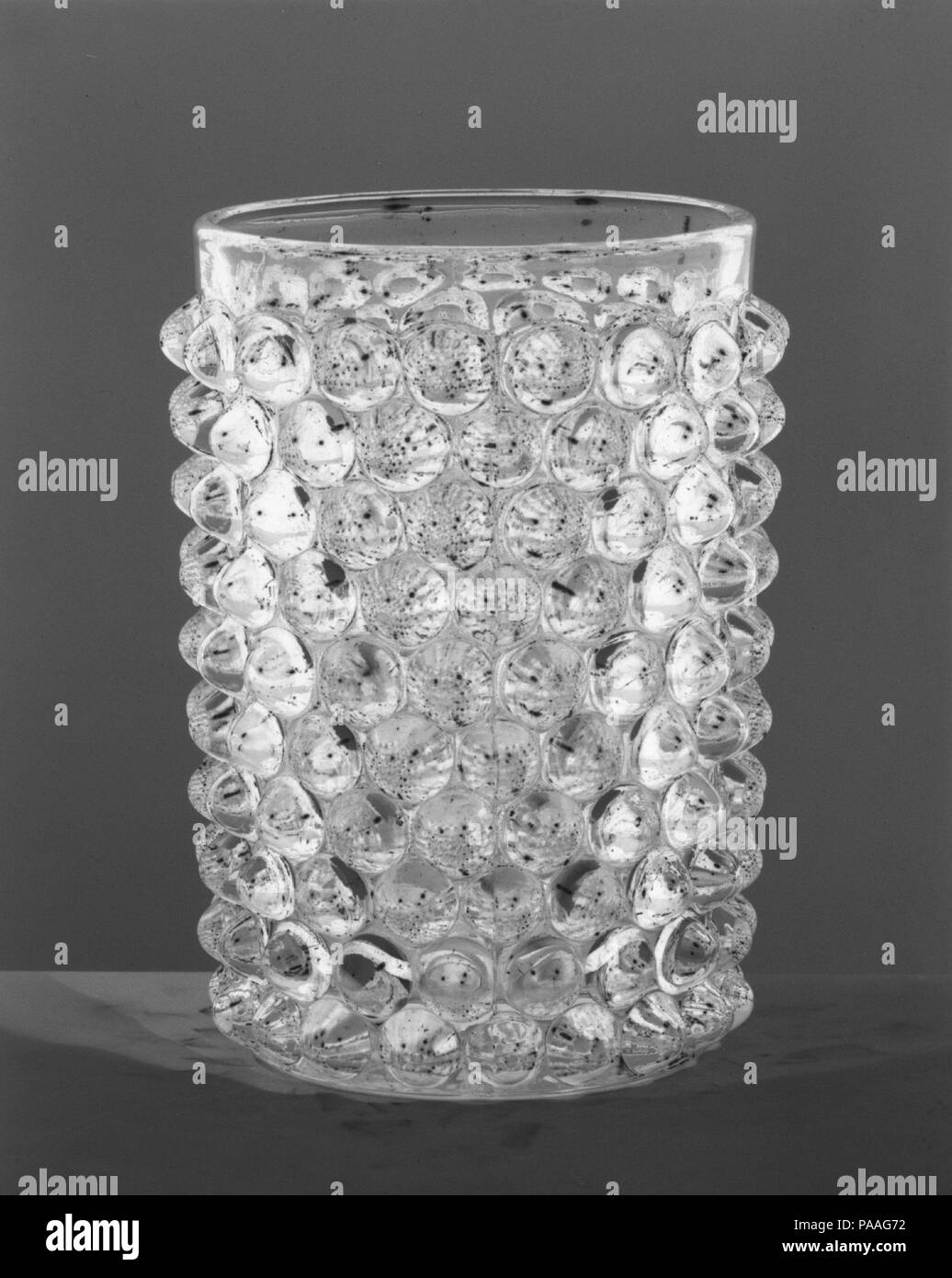 Tumbler. Culture : L'Américain. Dimensions : H. 4. (10,2 cm). Bouilloire : Probablement Hobbs, Brockunier and Company (1863-1891). Date : après 1886. Musée : Metropolitan Museum of Art, New York, USA. Banque D'Images