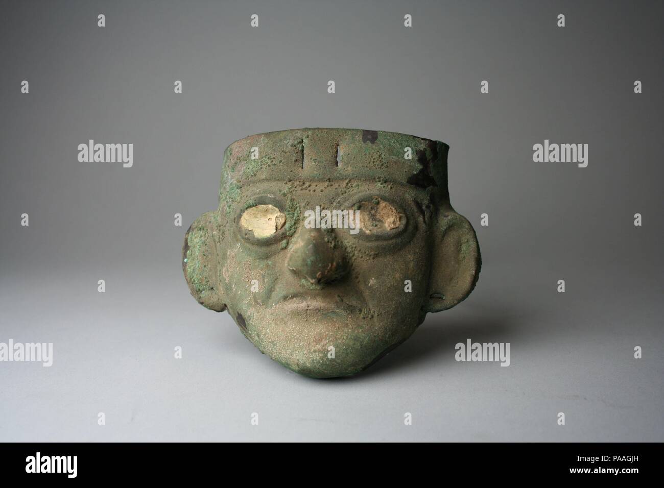 Masque de visage ornement. Culture : Loma Negra (Moche). Dimensions : H x L : 3 1/2 x 4 3/4 in. (8,9 x 12cm). Date : 390-450. Musée : Metropolitan Museum of Art, New York, USA. Banque D'Images