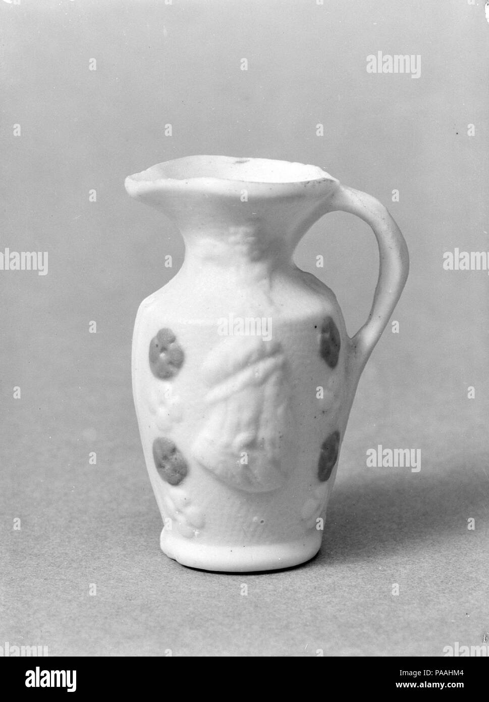 Pitcher. Culture : L'Américain. Dimensions : 2 1/2 x 1 13/16 x 1 9/16 in. (6,4 x 4,6 x 4 cm). Date : 1830-70. Musée : Metropolitan Museum of Art, New York, USA. Banque D'Images