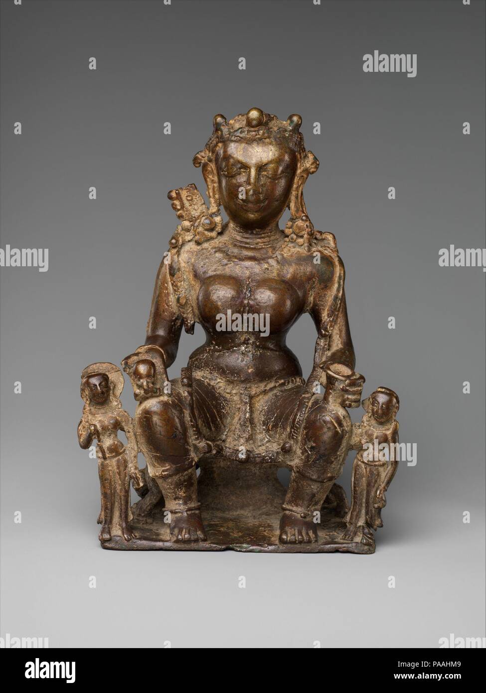 Lakshmi, déesse de la prospérité. Culture : l'Inde (Himachal Pradesh). Dimensions : H. 10 3/4 in. (27,3 cm) ; W. 8 in. (20,3 cm) ; D. 4 1/4 in. (10,8 cm). Date : 7ème siècle. Lakshmi, le soutien de la vie qui personnifie l'abondance dans toutes ses formes, est un élément central de la Brahmanical vision de l'univers. Elle a été parmi les premières divinités féminines dans l'Inde d'assumer un statut indépendant dans les rangs des dieux. Ici, il est intronisé et est titulaire d'un citron (jambhira) et de corne. Un lion, son véhicule, au-dessous de son tabouret. L'iconographie de Lakshmi probablement évolué à partir de représentations de Nana, un dieu de l'Asie de l'ouest Banque D'Images