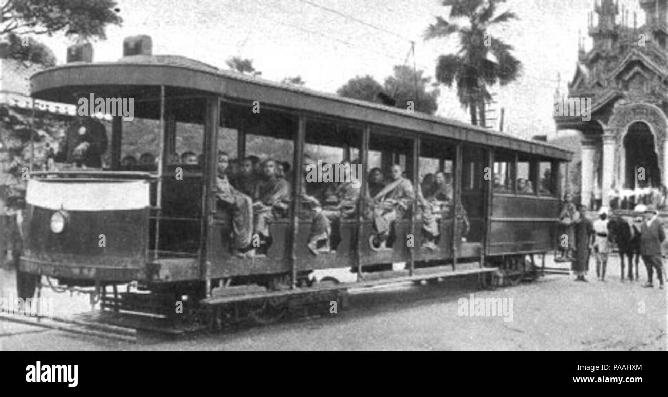 205 Carte postale montrant des moines bouddhistes se fixant sur un tram pour recueillir des aumônes Banque D'Images