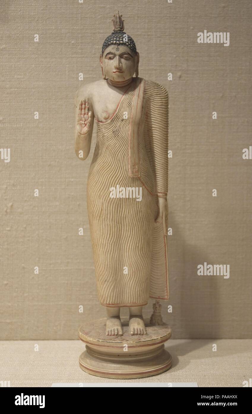 Offrant la protection de Bouddha. Culture : Sri Lanka, Kandy district. Dimensions : H. 11 13/16 in. (30 cm) ; W. 3 3/8 in. (8,6 cm). Date : le 18e siècle. Le Bouddha soulève sa main droite en Abhaya mudra, l'extension de la protection compassion dévots. L'ivoire a été un matériau privilégié pour l'imagerie bouddhiste au Sri Lanka. Musée : Metropolitan Museum of Art, New York, USA. Banque D'Images