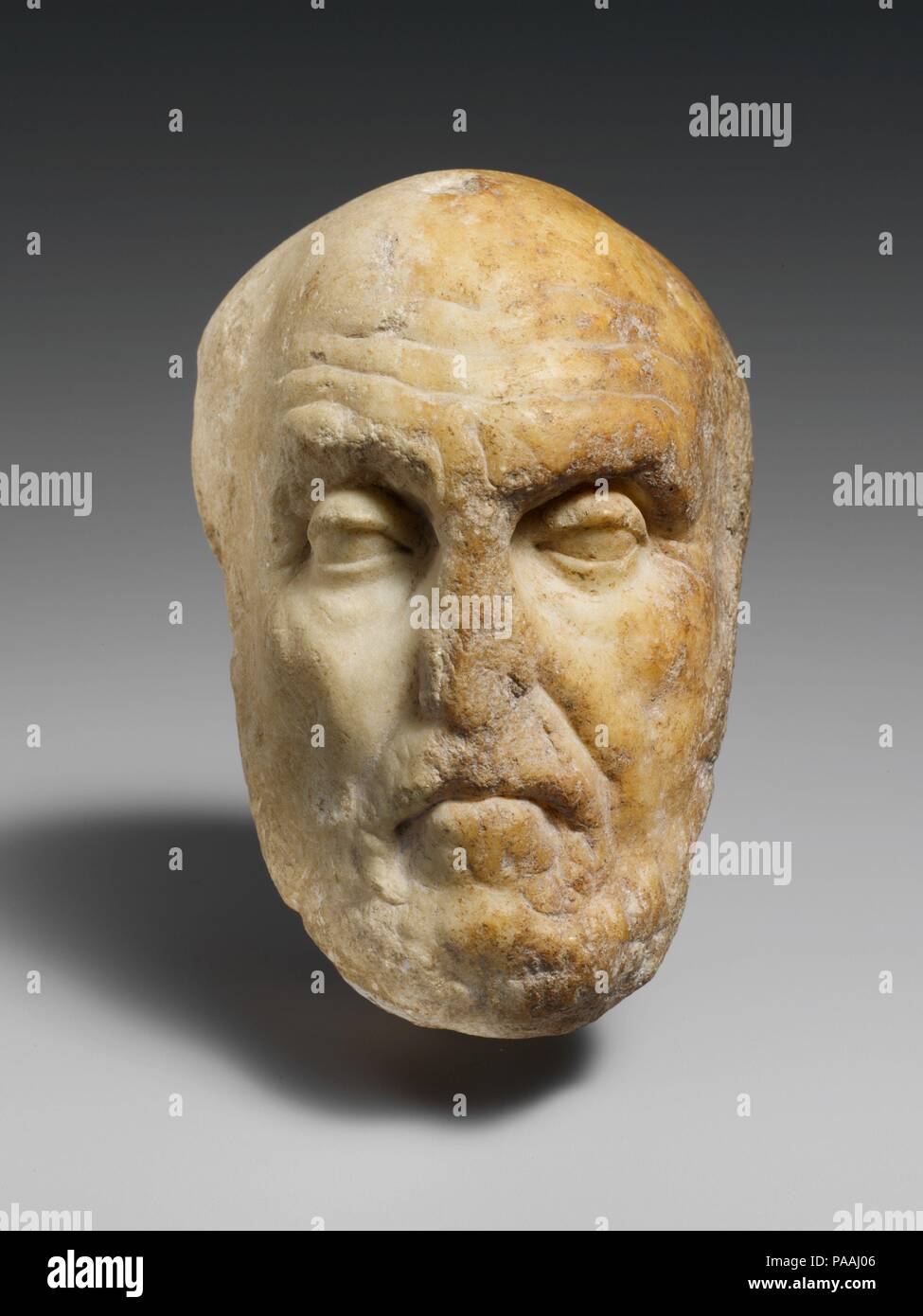 Portrait en tête de la philosophe Chrysippos. Culture : Roman. Dimensions : 5 1/2 in. (14 cm). Date : 1er siècle de notre ère. Copie d'une statue grecque de la fin du iiie siècle avant J.-C., probablement par Euboulides Chrysippos était l'un des plus importants philosophes stoïciens du troisième siècle avant J.-C. Ses écrits ont contribué à établir le stoïcisme comme un mouvement philosophique. Le Stoïcisme a jugé que les êtres humains doivent être libres de passion et calmement accepter tous les événements comme le résultat inévitable de la volonté divine. Le terme dérive stoïque du mot grec stoa, un type de bâtiment à colonnade dans lequel le philosophe Banque D'Images