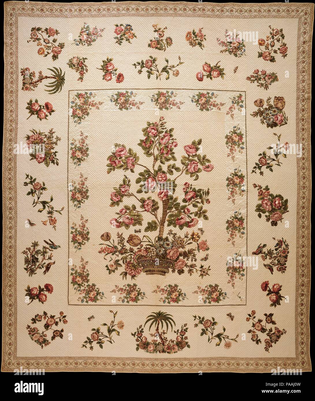 Courtepointe ornée de chintz. Culture : L'Américain. Dimensions : 110 x 92 1/4 1/2 in. (280 x 235 cm). Bouilloire : Mary Malvina Cook Taft (1812-1905). Date : ca. 1835-40. Cette courtepointe est appliqué avec des morceaux du chintz pour former un motif de l'arbre de vie en son centre, rappelant la conception des pendaisons populaires lit indien importé, appelé 'palampores.'-Chintz toile appliquée quilts comme celui-ci étaient les plus populaires dans le sud au cours de la première moitié du xixe siècle. Conformément à l'histoire de la famille Mary Malvina Cook Taft a fabriqué la courtepointe pour son trousseau. Elle a probablement rendu vers 1835, depuis qu'elle est née en 1812 et p Banque D'Images