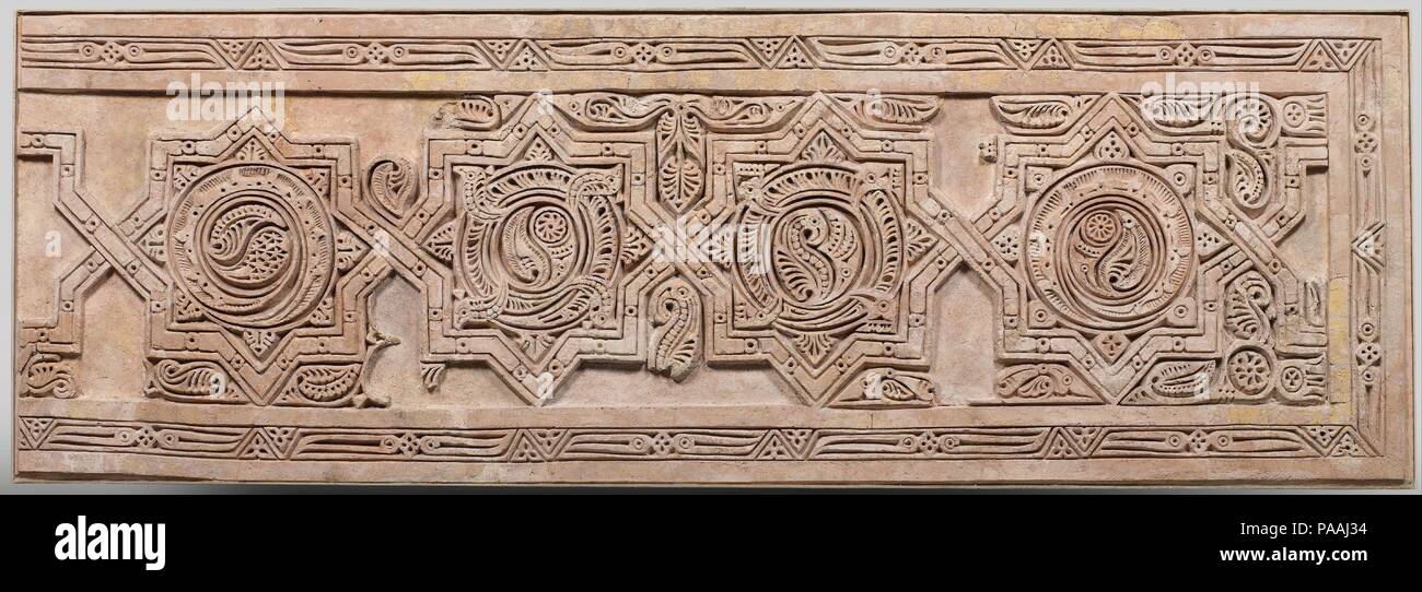 Panneau de Dado. Dimensions : H. 36 1/2 in. (92,7 cm) W. 107 in. (271,8 cm) Cadre D. 2 1/2 in. (6,4 cm) Cadre D. avec onglets : 2 3/4 in. (7 cm) WT. 425 lb (192,8 kg). Date : 10e siècle. En 1935, une équipe d'archéologues du Metropolitan Museum a commencé l'excavation d'un monticule appelé Sabz Pushan (le Green-Covered), situé près de la ville de Nishapur. L'excavation partie non couverte d'un dixième siècle quartier résidentiel avec plusieurs unités richement décorée en stuc sculpté et peint. Ce panneau a été assemblé à partir de fragments de stuc sculpté trouvé sur le plancher de l'une de ces unités, ayant crum Banque D'Images