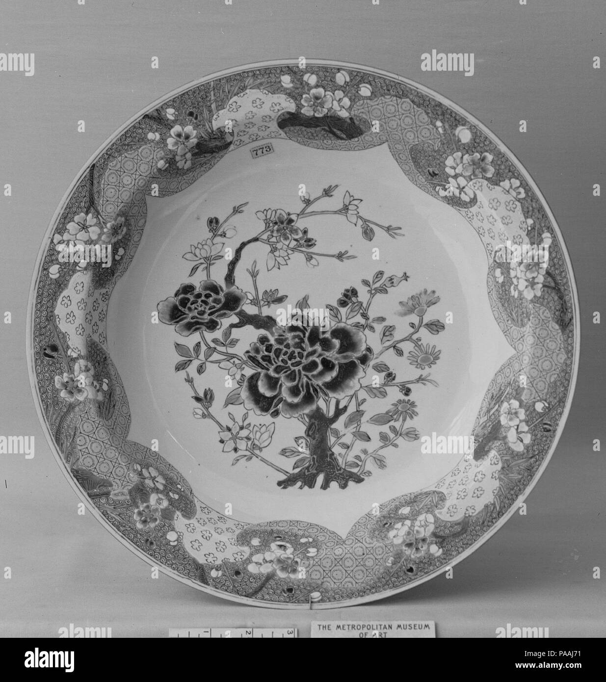 La plaque. Culture : la Chine. Dimensions : diam. 13 3/4 in. (34,9 cm). Musée : Metropolitan Museum of Art, New York, USA. Banque D'Images