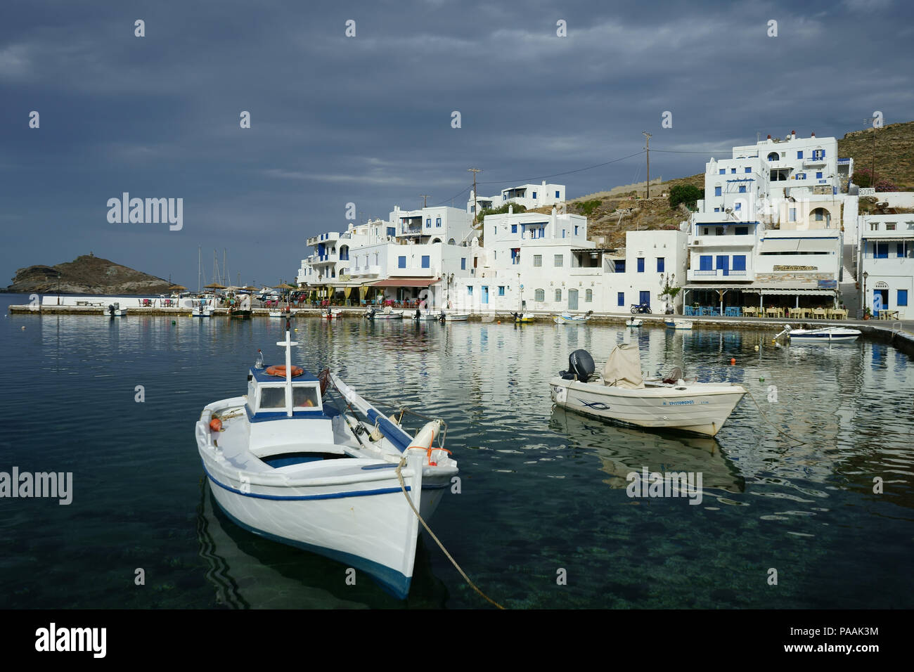 Restaurant de la rue Bay et à Ormos Panormos ou Panormou, île de Tinos, Cyclades, Grèce Banque D'Images